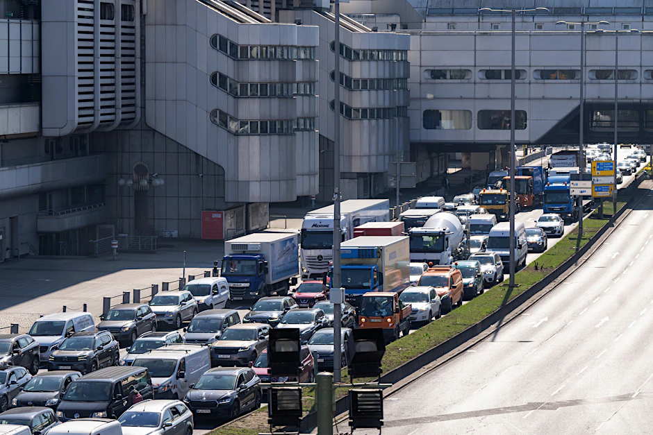 Blick auf Messedamm in Charlottenburg: Die Fahrbahn auf der A100 nach Norden ist gesperrt – auf unabsehbare Zeit. Zwei Brücken müssen abgebrochen und neu errichtet werden.