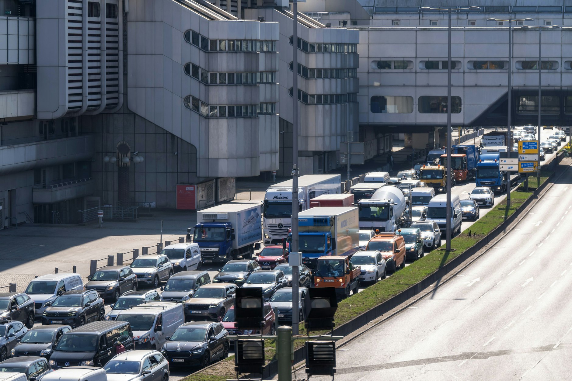 Blick auf Messedamm in Charlottenburg: Die Fahrbahn auf der A100 nach Norden ist gesperrt – auf unabsehbare Zeit. Zwei Brücken müssen abgebrochen und neu errichtet werden.