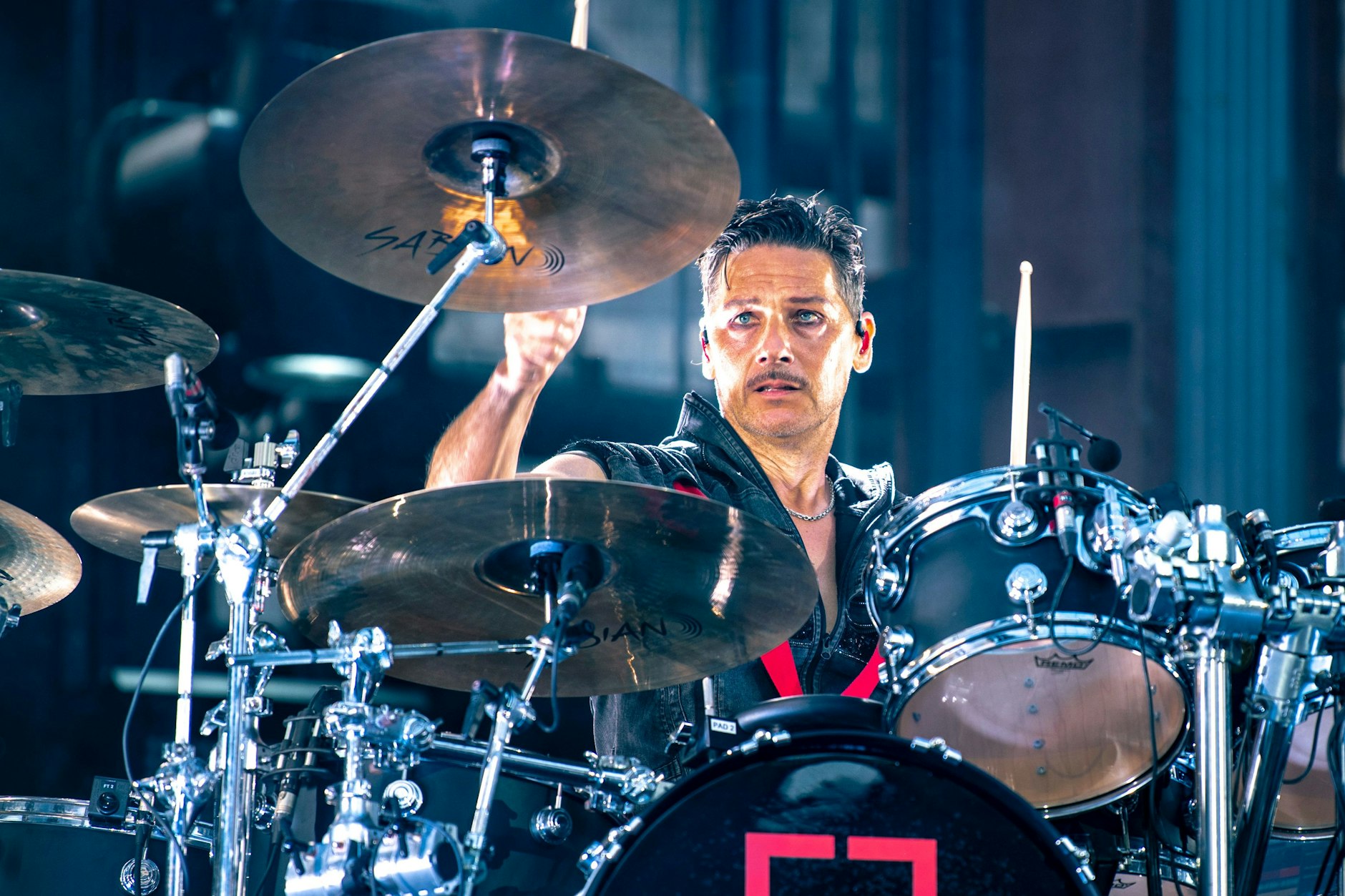 Christoph Schneider ist der Schlagzeuger von Rammstein - und äußert sich in einem Interview jetzt sehr emotional über die Band, die zu seiner Familie wurde.