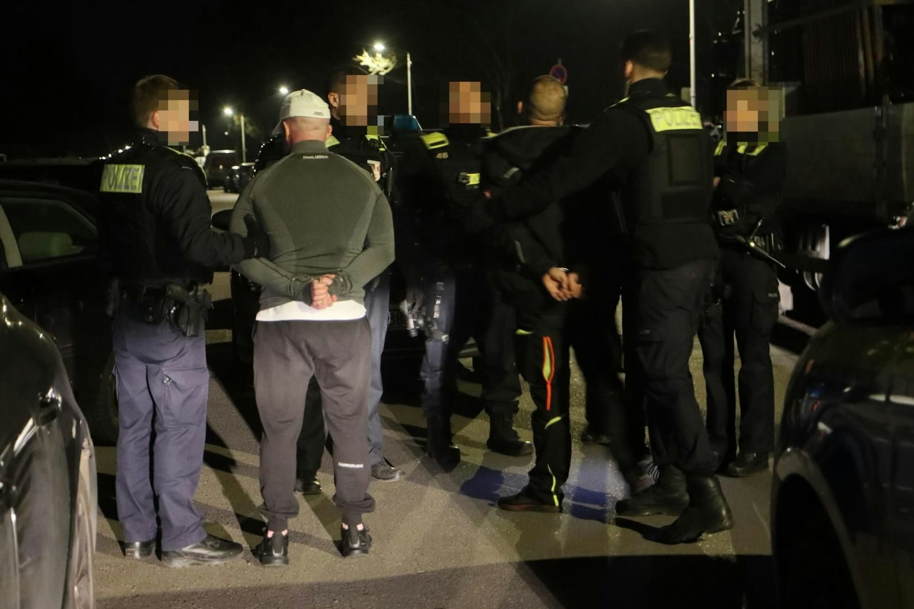 Ein Polizei-Einsatz in Rudow eskalierte in der Nacht, zwei Männer kamen in eine Gefangenensammelstelle.