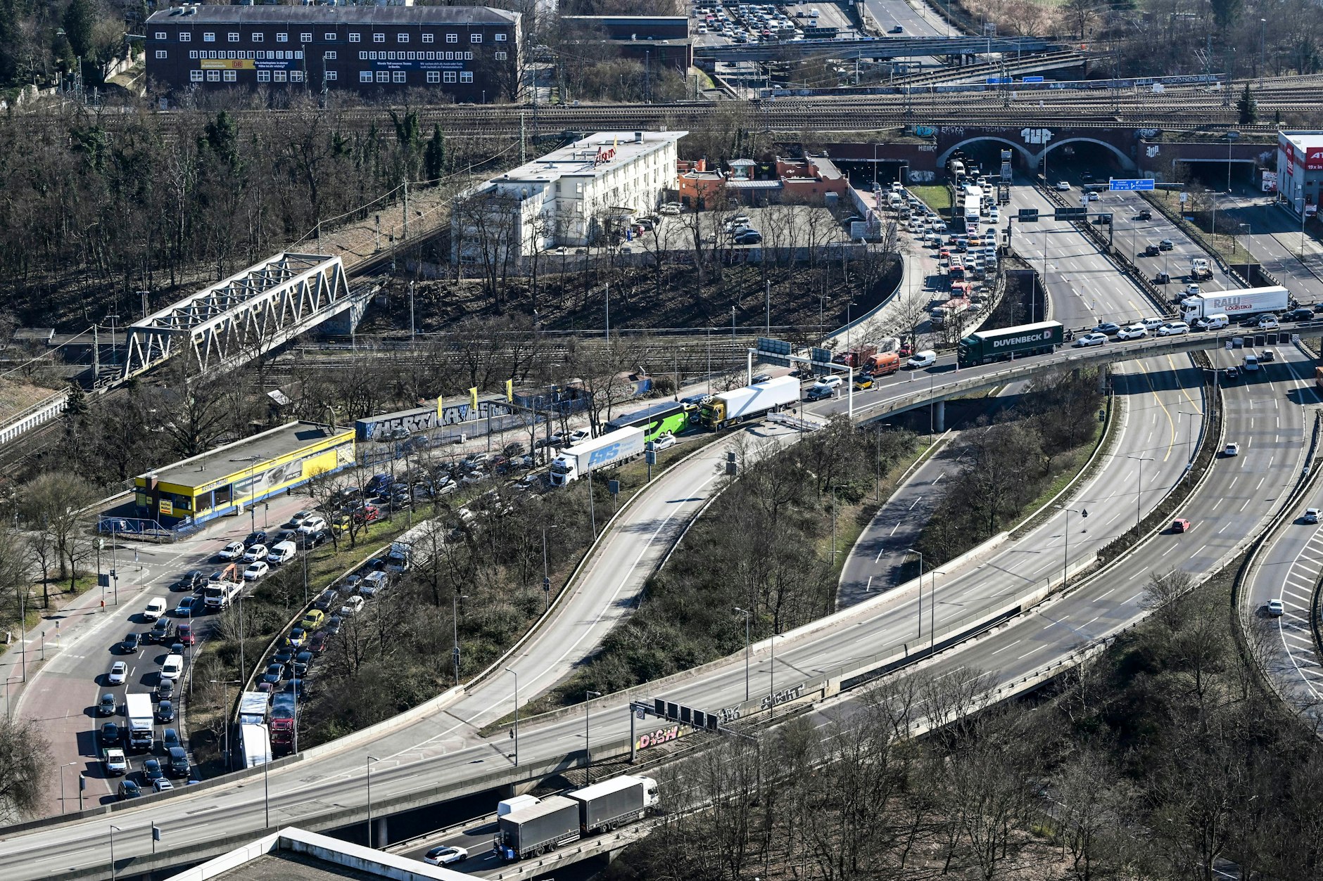 Die gesperrte Ringbahnbrücke an der A100 gehört zum wichtigsten Verkehrsknotenpunkt im Westen von Berlin.