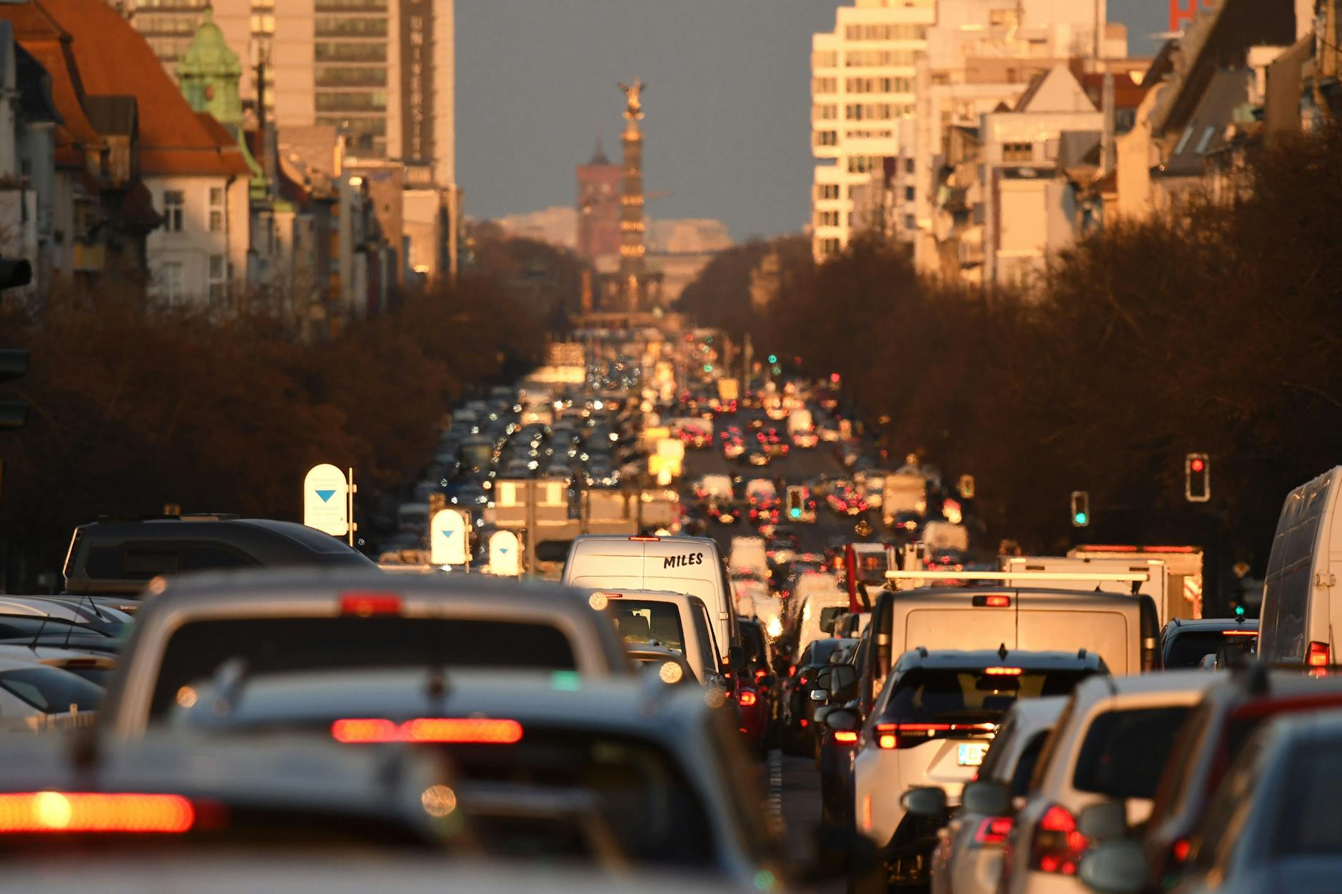 Stau auf dem Kaiserdamm. Stoßstange an Stoßstangen stehen die Autos, in den Nebenstraßen geht nix mehr.