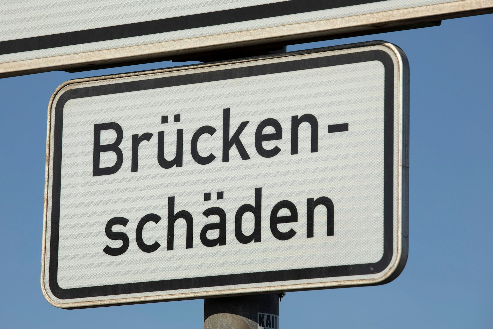 Die A100-Ringbahnbrücke ist gesperrt. Laut ADAC sind auch weitere 110 Brücken in Berlin akut sanierungsbedürftig.