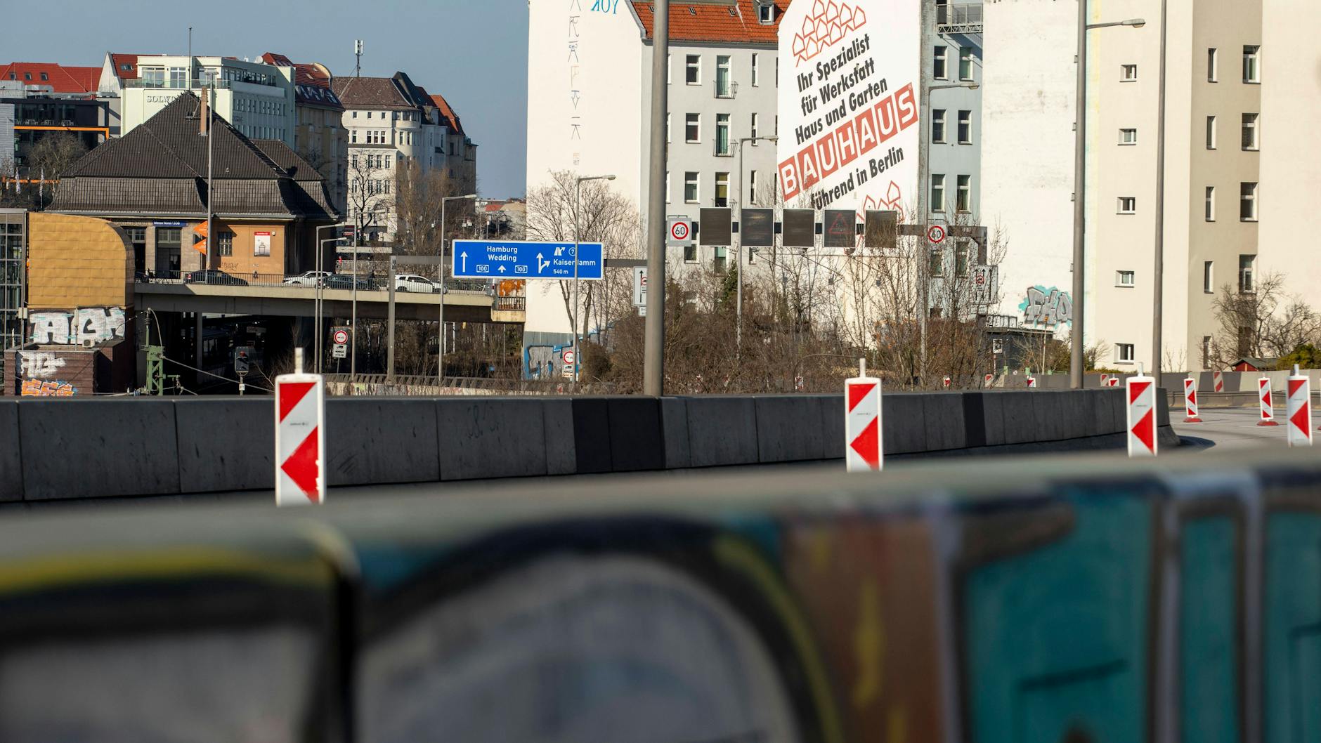 Die A100-Ringbahnbrücke ist wegen Einsturzgefahr gesperrt. Das führt zu einem Verkehrschaos in Berlin.