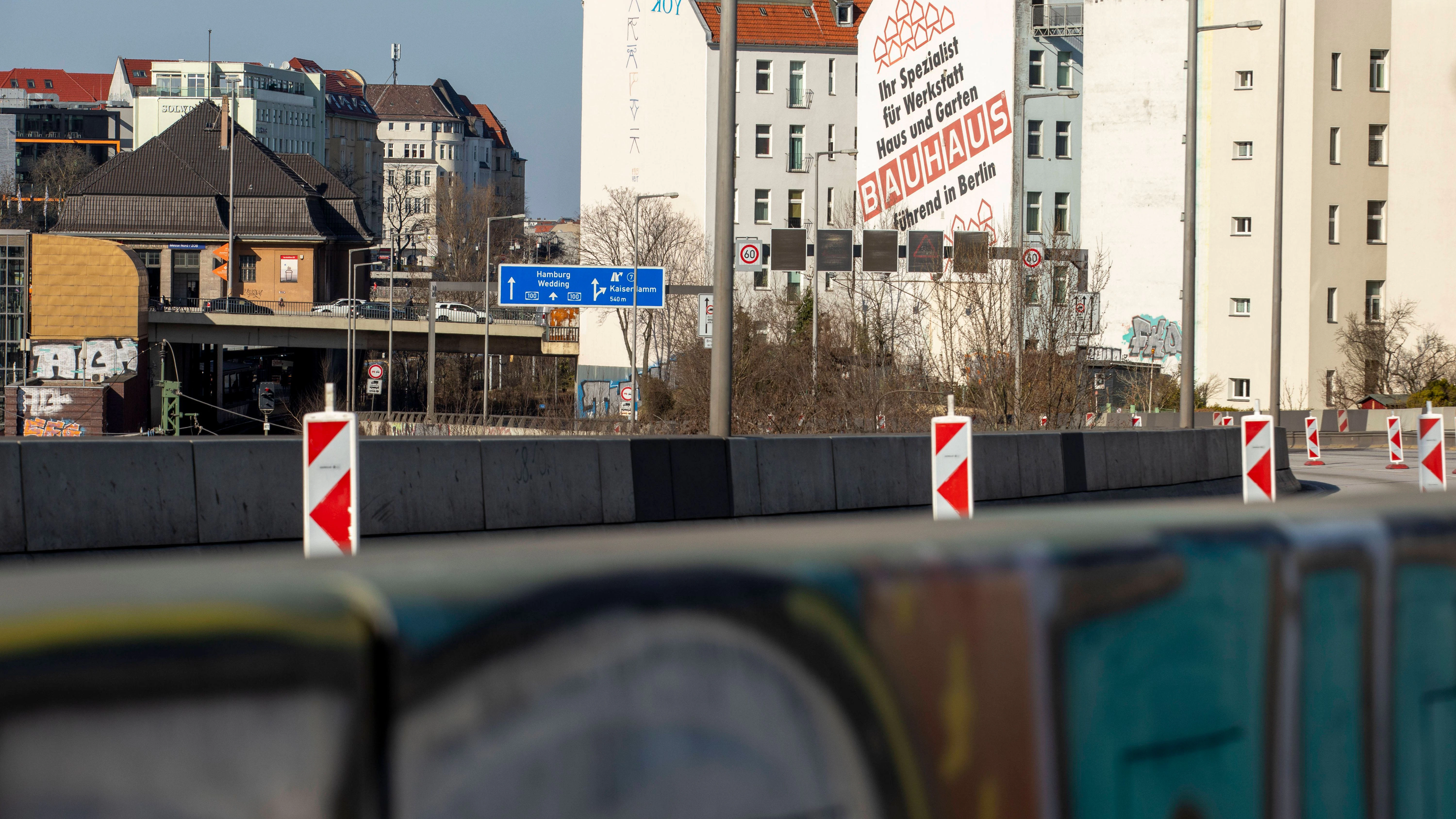 Die A100-Ringbahnbrücke ist wegen Einsturzgefahr gesperrt. Das führt zu einem Verkehrschaos in Berlin.