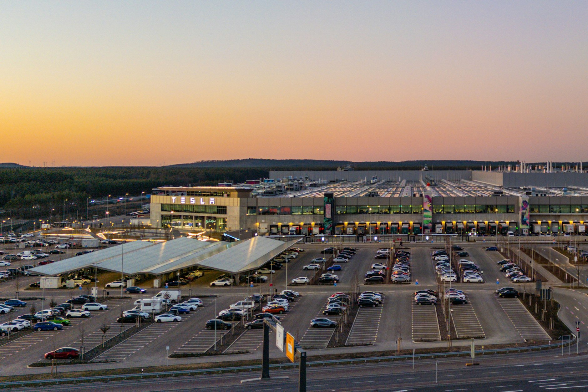 Die Tesla Gigafactory Berlin-Brandenburg wurde vor drei Jahren, am 22.03.2022, eröffnet.