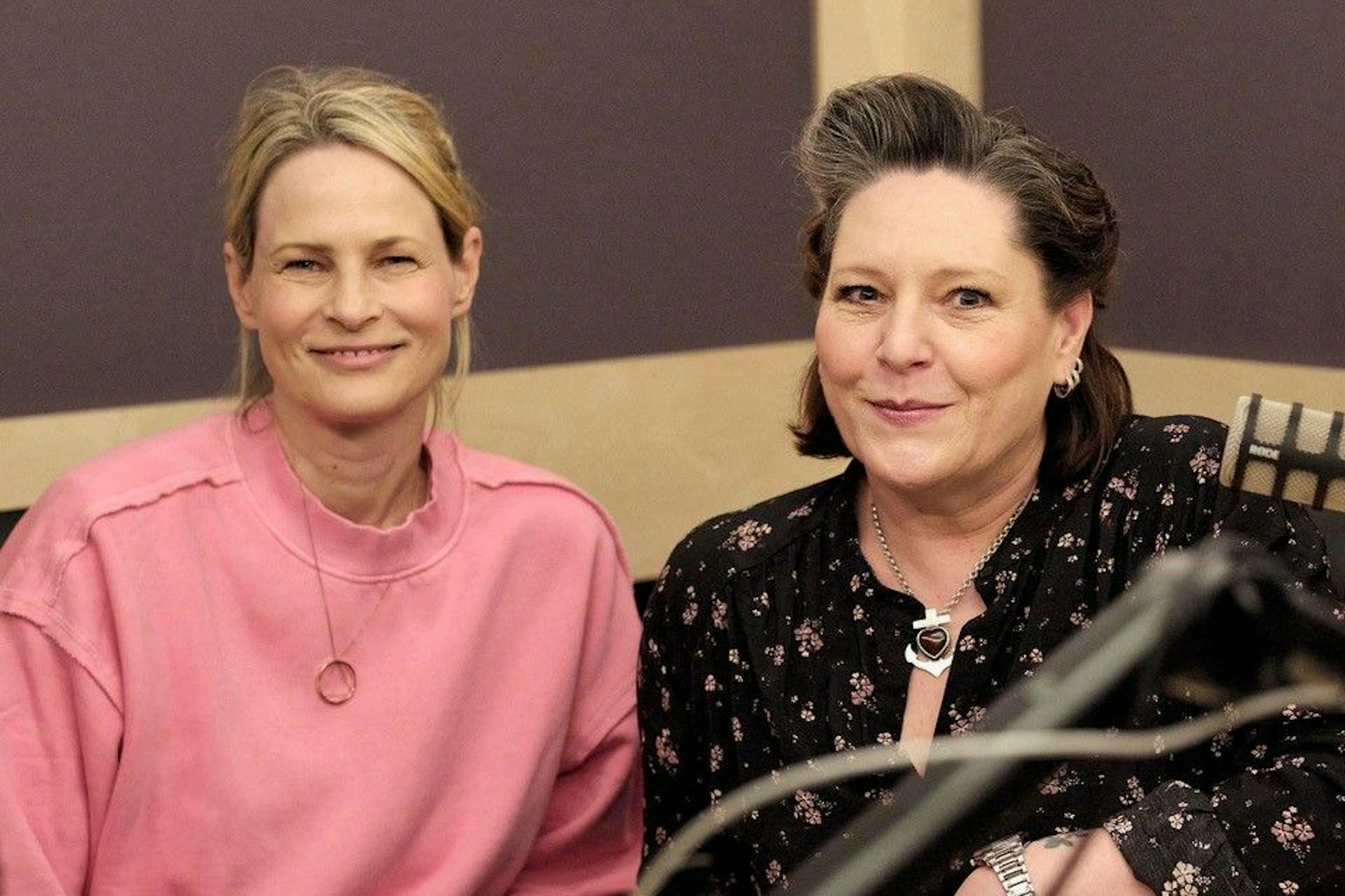 Antje Riis und AnNA R. bei der Aufnahme zum Podcast „Born in the GDR: Geschichte(n) aus einem verschwundenen Land“ im vergangenen Jahr.
