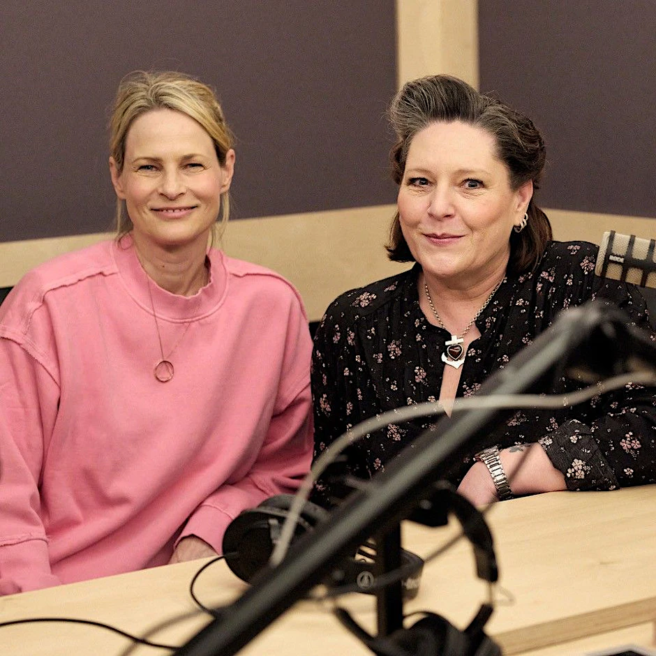 Antje Riis und AnNA R. bei der Aufnahme zum Podcast „Born in the GDR: Geschichte(n) aus einem verschwundenen Land“ im vergangenen Jahr.