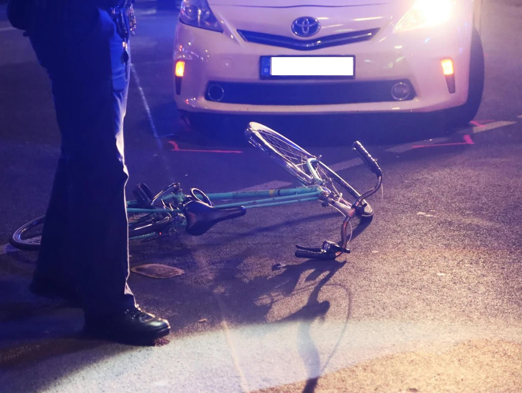 Horror in Kreuzberg: Radfahrerin von Taxi erfasst