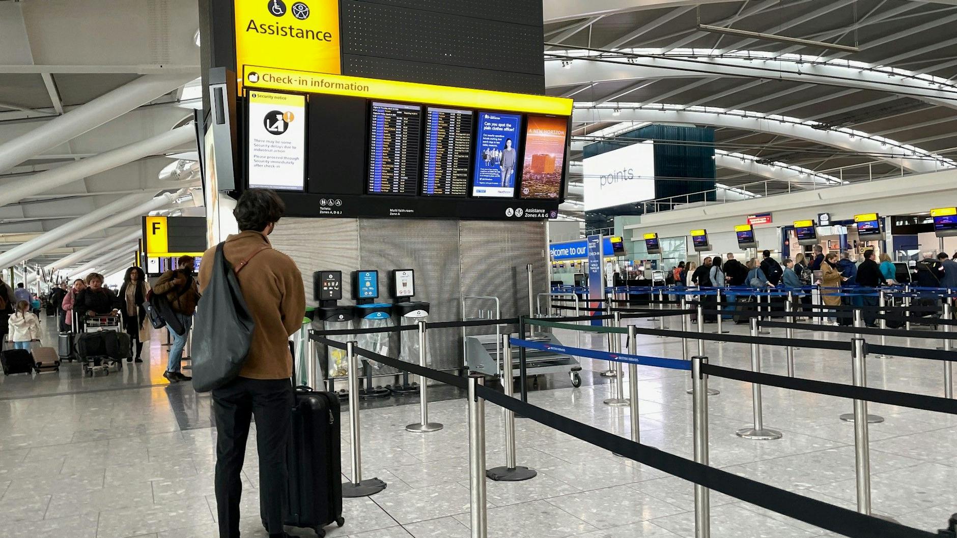 Fluggästen stehen am Terminal 5 des Flughafens Heathrow in London. Wegen eines Brandes wurde der Airport dicht gemacht (Symbolbild).