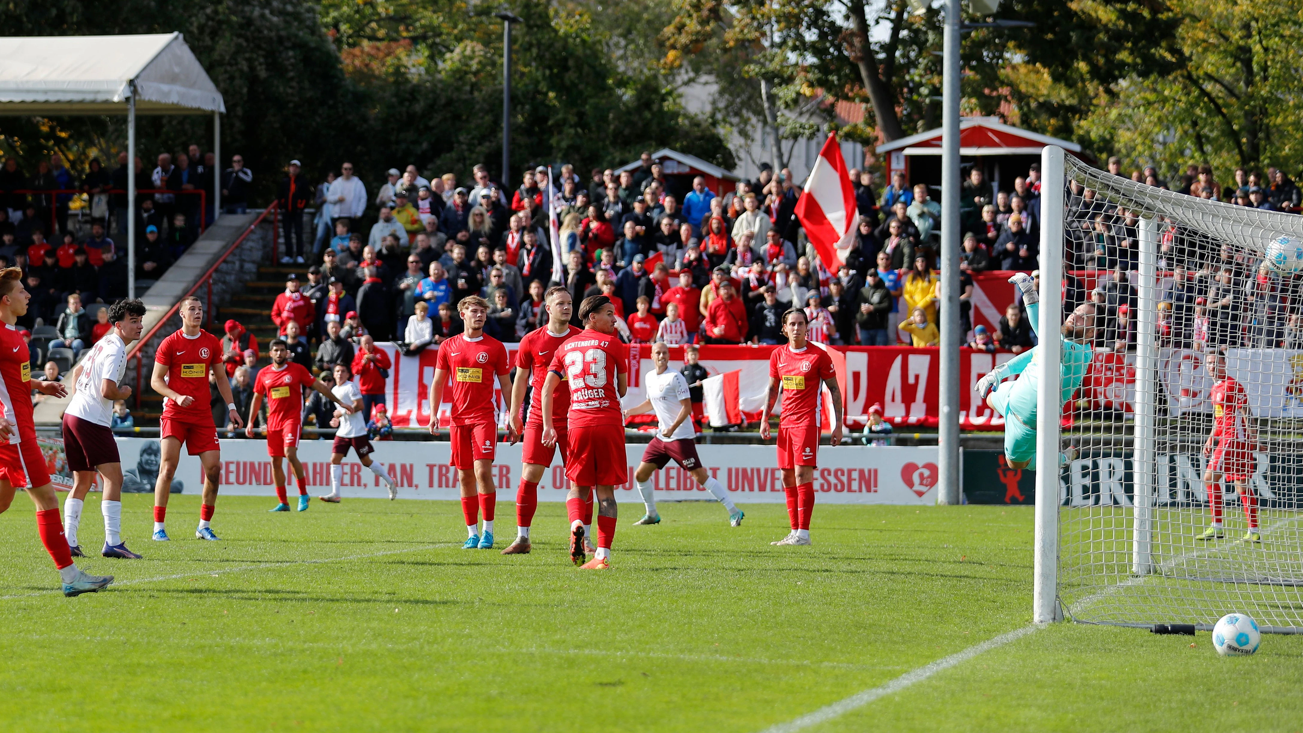 So war es im Berlin-Pokal in der 3. Runde: Henry-Jon Crosthwaite (l.) ist zwar nur 1,75 m groß, trifft aber per Kopf zum 1:0 für den BFC Dynamo bei Lichtenberg 47.