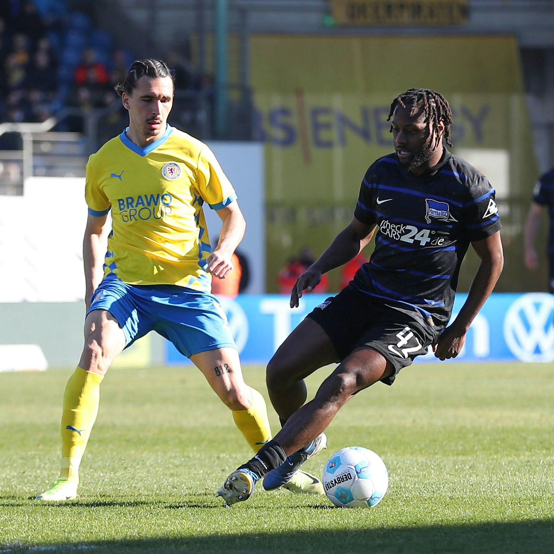 Herthas Vorzeigekämpfer Deyo Zeefuik (r.) ist unumstrittener Stammspieler, ob er bleibt?