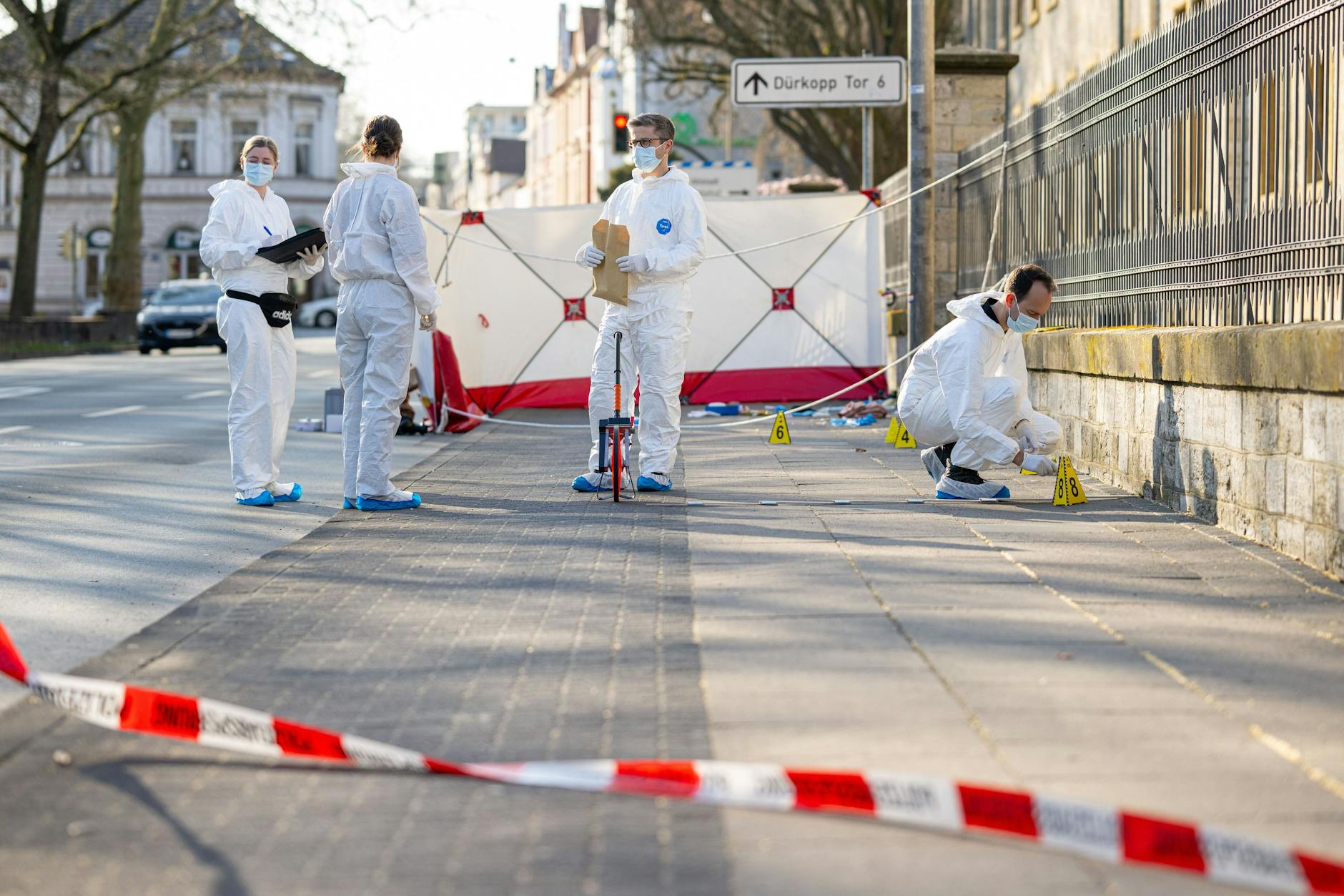 Bielefeld: Die Spurensicherung der Polizei arbeitet am Tatort, wo heute bei einem Messerangriff zwei Personen schwer verletzt wurden, eine von ihnen lebensgefährlich.