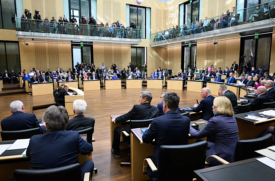 Die Mitglieder des Bundesrats stimmen bei der Plenarsitzung im Deutschen Bundesrat per Abfrage über die vom Bundestag beschlossenen Reform der Schuldenbremse ab.
