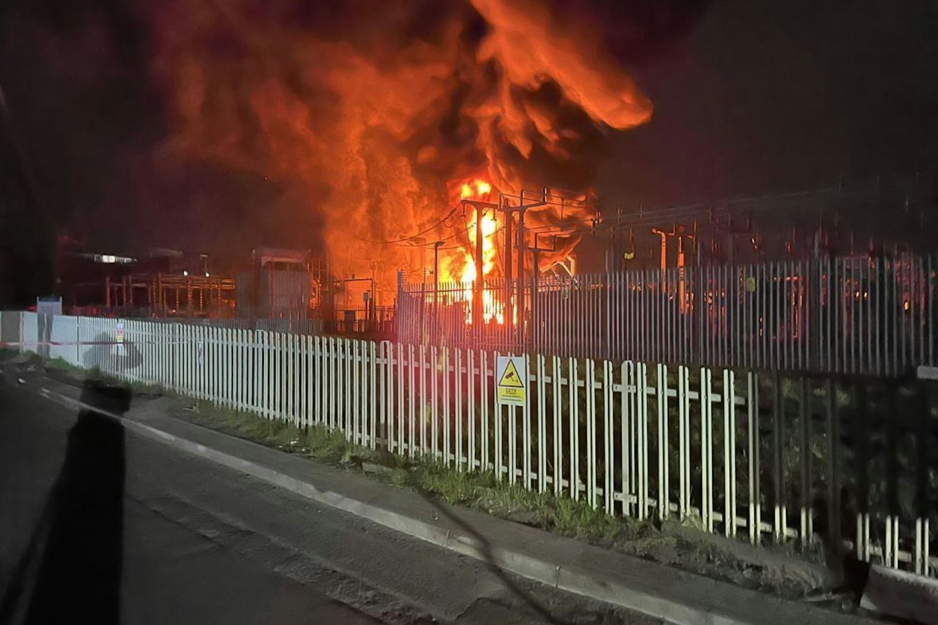 Der Brand in einem Umspannwerk in Hayes hat den Londoner Großflughafen Heathrow lahm gelegt.