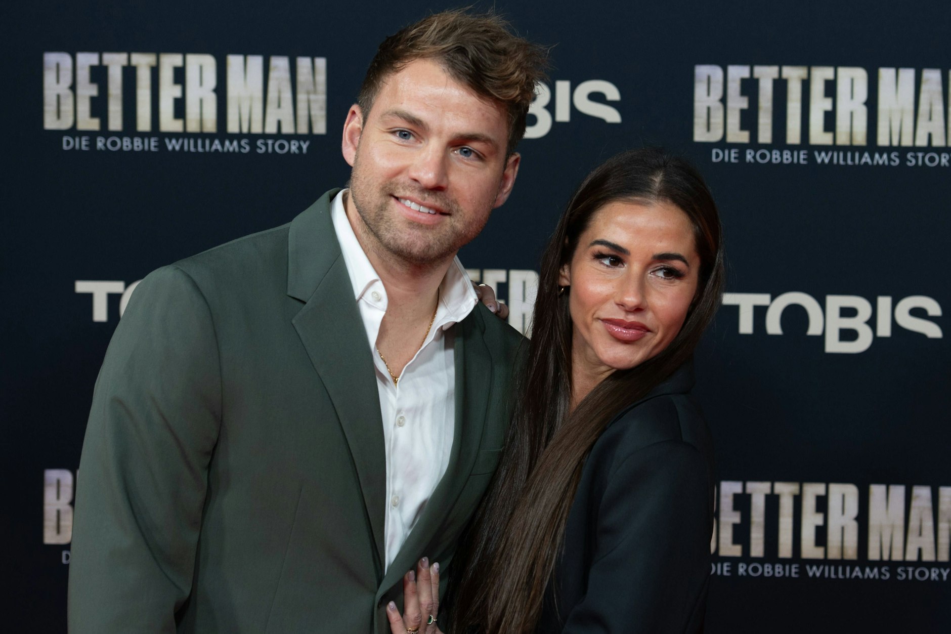 Sarah und ihr Mann Julian Engels bei einem Event im Dezember 2024 in Köln.