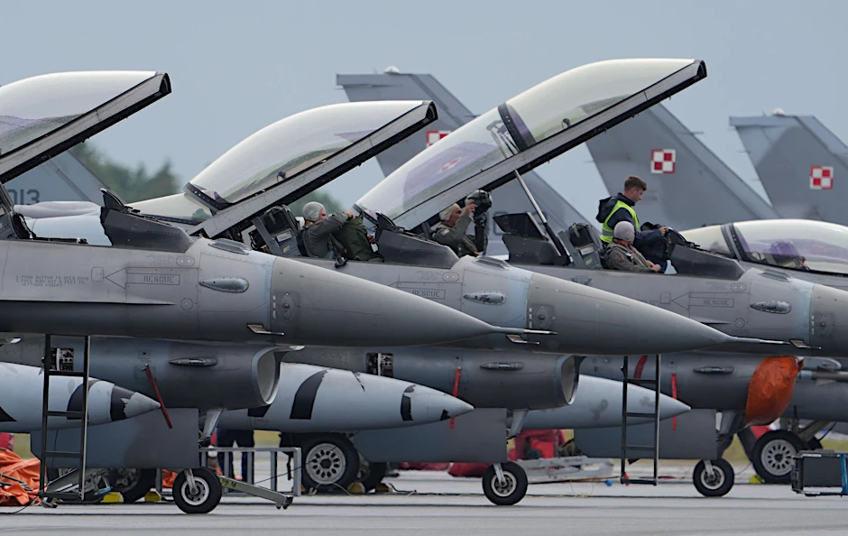 Piloten in den Cockpits ihrer Kampfjets des Typs F-16 während eines Natomanövers.