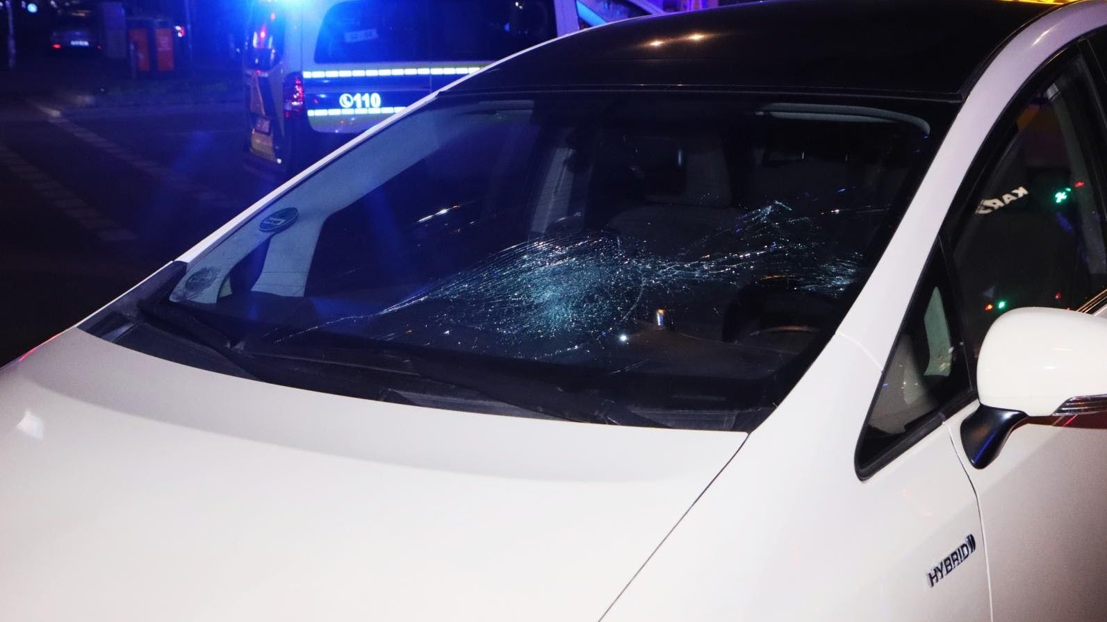 Die Spuren des heftigen Aufpralls sind am Taxi nach dem Unfall auf der Urbanstraße deutlich zu sehen.