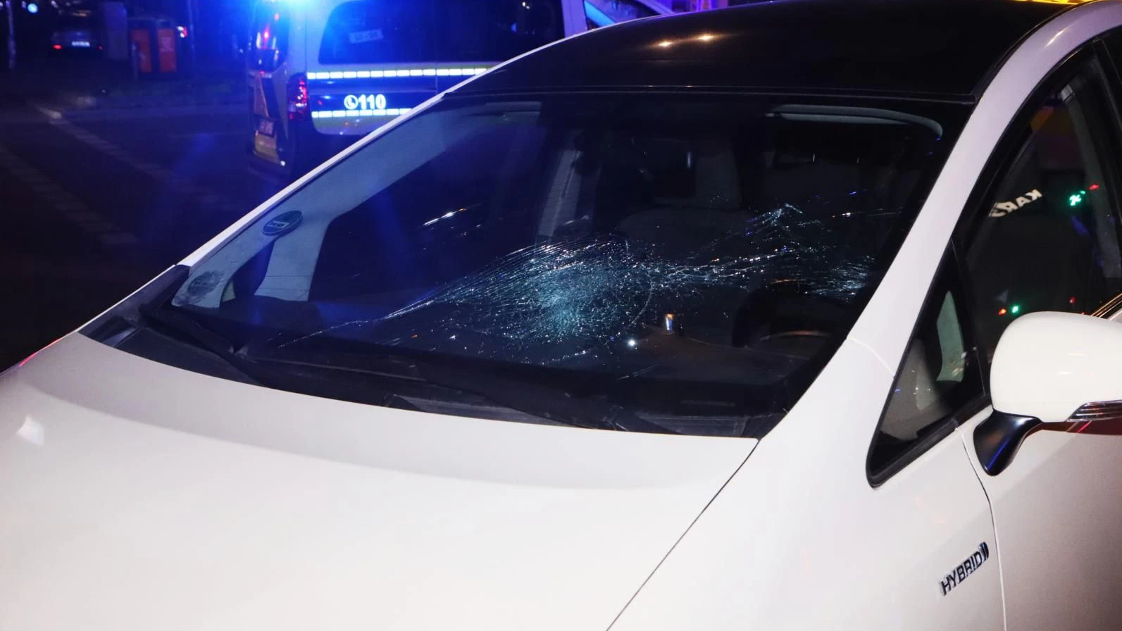 Die Spuren des heftigen Aufpralls sind am Taxi nach dem Unfall auf der Urbanstraße deutlich zu sehen.