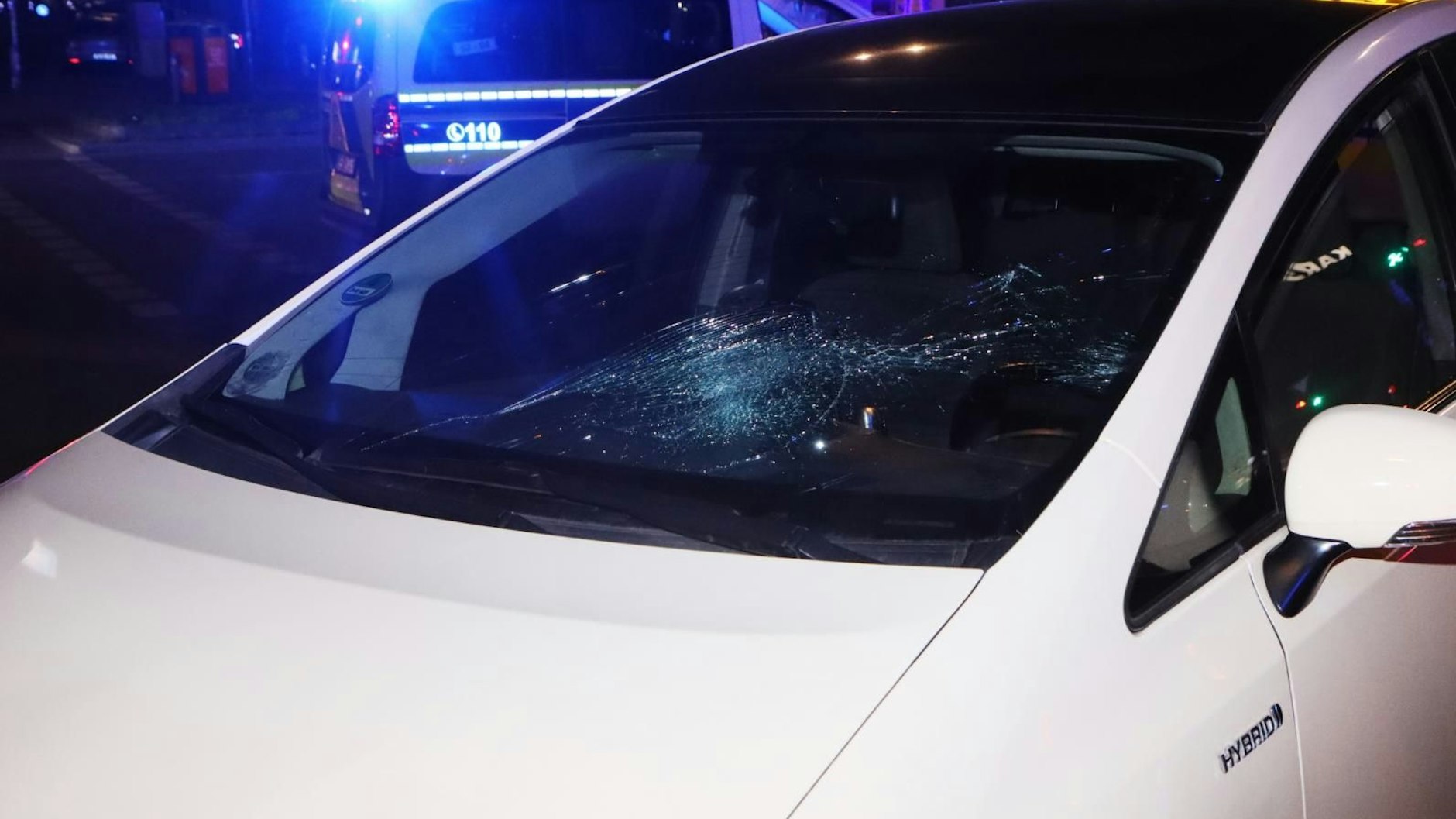 Die Spuren des heftigen Aufpralls sind am Taxi nach dem Unfall auf der Urbanstraße deutlich zu sehen.