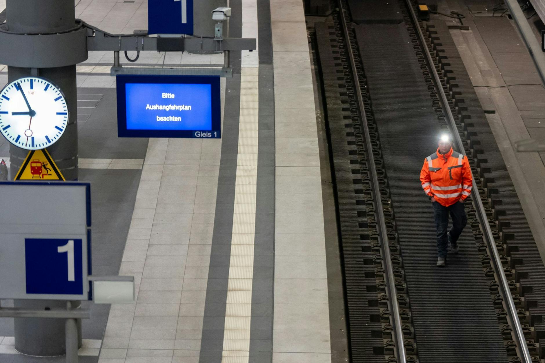 Es fährt kein Zug nach Nirgendwo: Im Keller des Hauptbahnhofs Berlin wird bis Dienstag gebaut.