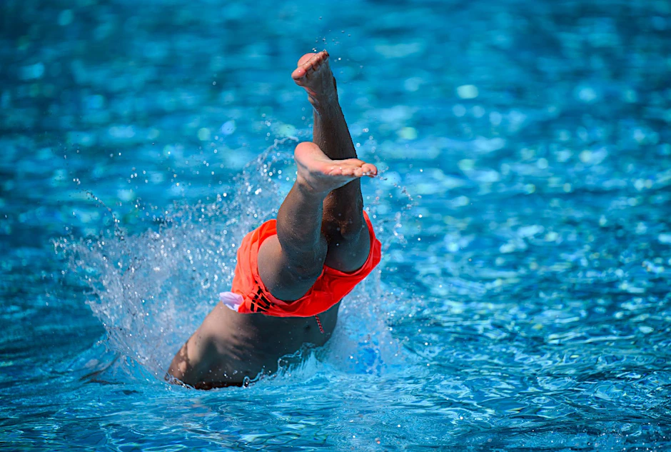 Ein Junge springt im Sommerbad Neukölln ins Schwimmbecken. Besonders die Sommerbäder sind von den Sparmaßnahmen betroffen.