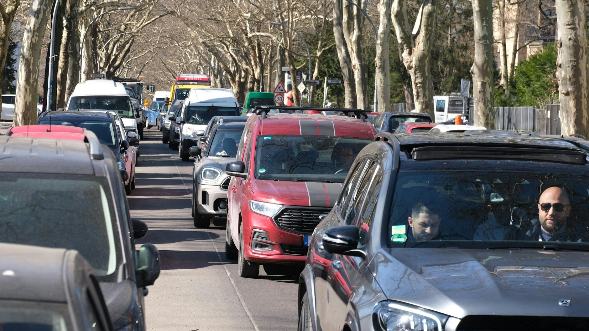 Verstopfte Nebenstraßen in Charlottenburg. Die Sperrung der Ringbahnbrücke über der A100 fordert gute Nerven.