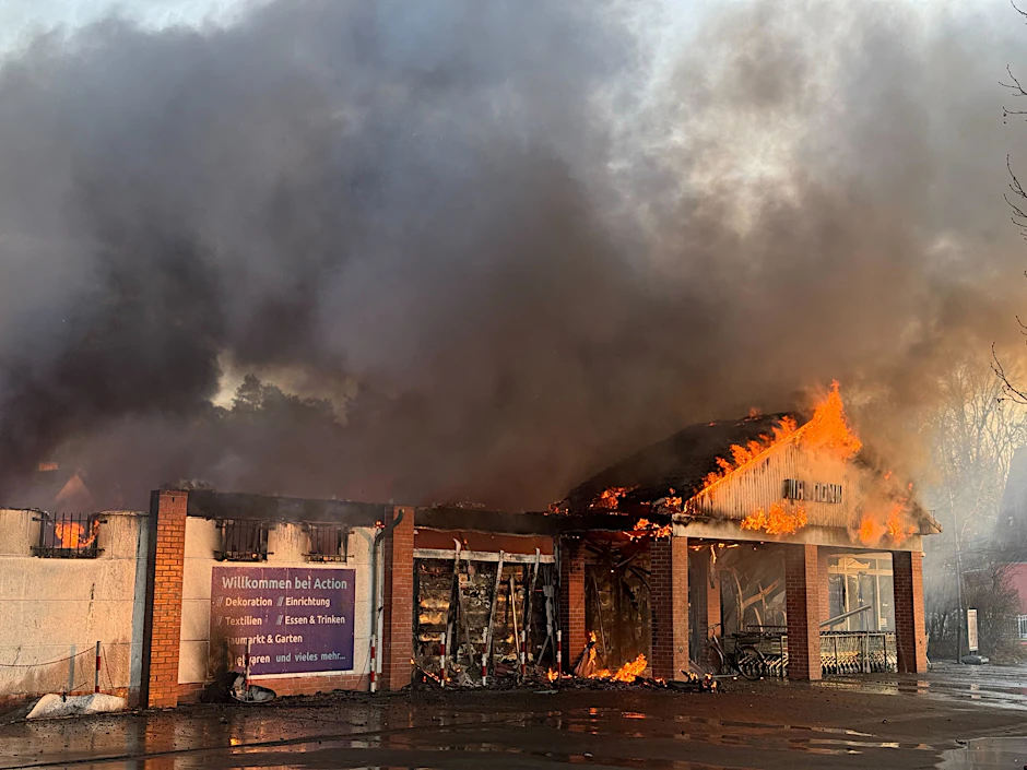 In einem Supermarkt in Blankenfelde-Mahlow (Brandenburg) ist ein Feuer ausgebrochen. 