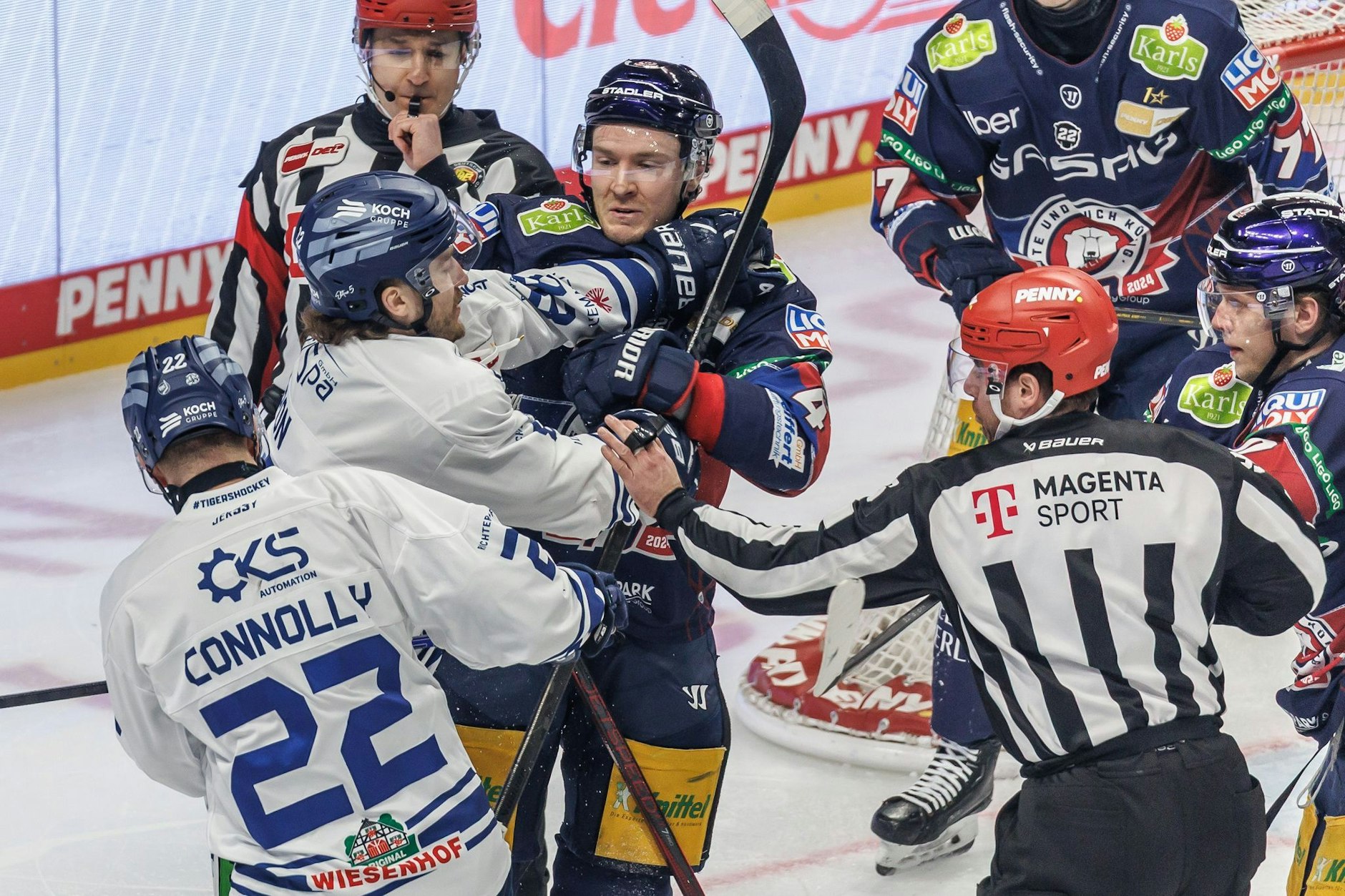JC Lipon (2.v.l) von den Straubing Tigers und Berlins Adam Smith (4.v.l) im Handgemenge.