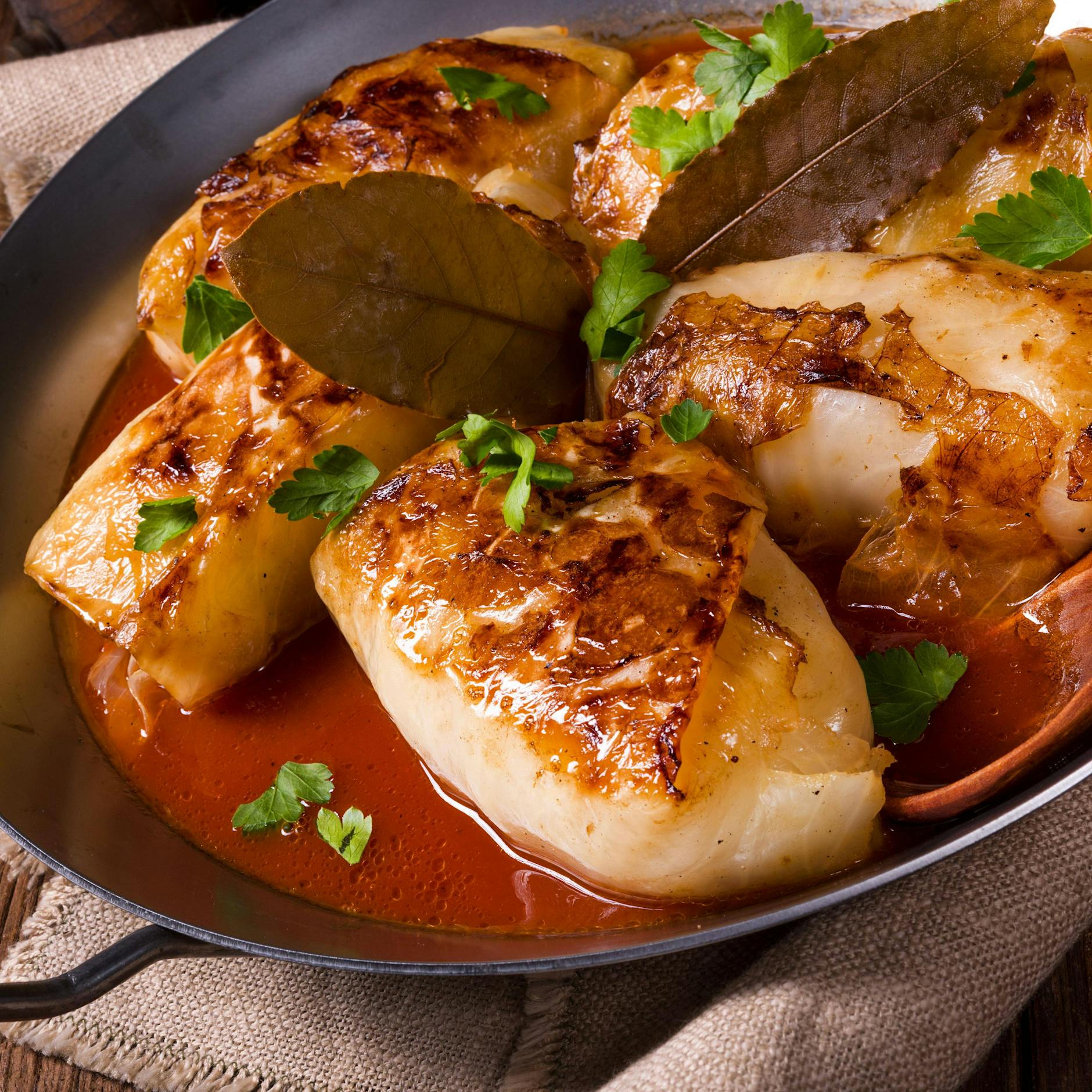 Deftiger Küchenklassiker: So gelingen Ihnen die leckeren Kohlrouladen wie bei Oma