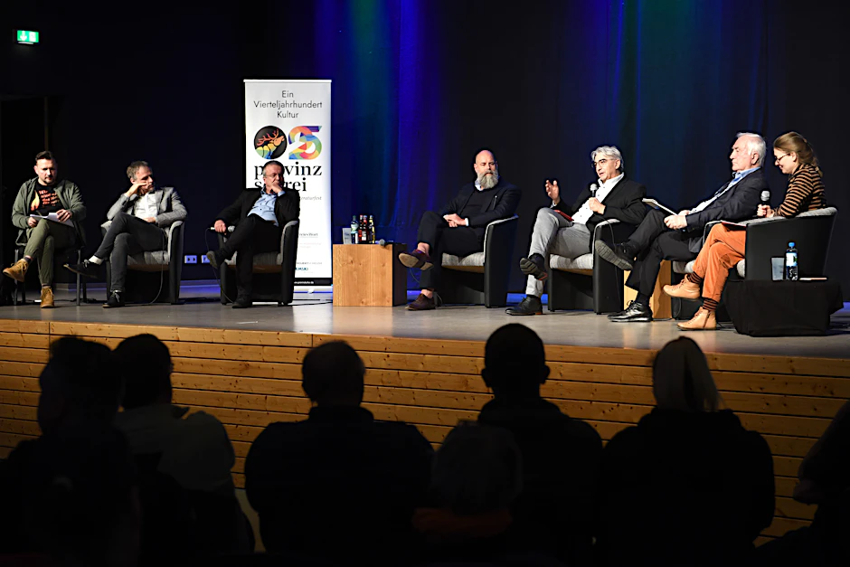 Diskussionsveranstaltung „Presse. Freiheit. Verantwortung“ in der Mehrzweckhalle Schöne Aussicht in Zella-Mehlis. Auf dem Podium (v.l.n.r.): Hendrik Neukirchner (Moderation),&nbsp;Alexander Teske, Markus Ermert, Holger Friedrich, Jochen Fasco, Albrecht Müller, Julia Pöhlmann (Moderation).