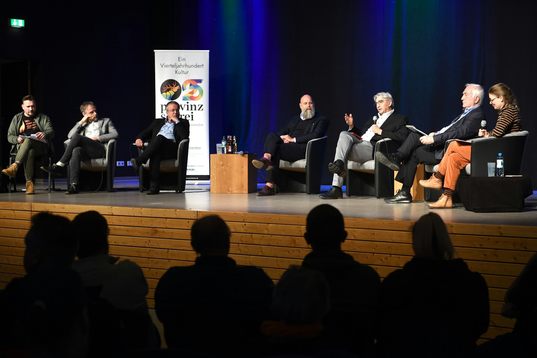 Diskussionsveranstaltung „Presse. Freiheit. Verantwortung“ in der Mehrzweckhalle Schöne Aussicht in Zella-Mehlis. Auf dem Podium (v.l.n.r.): Hendrik Neukirchner (Moderation), Alexander Teske, Markus Ermert, Holger Friedrich, Jochen Fasco, Albrecht Müller, Julia Pöhlmann (Moderation).
