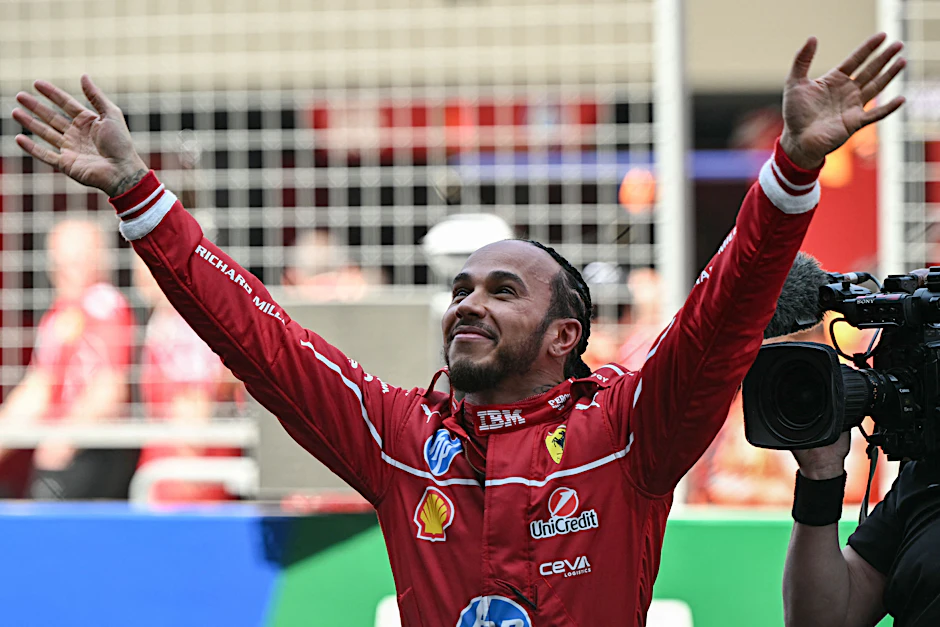 Lewis Hamilton jubelt nach seinem Sieg im Sprintrenne von Shanghai.