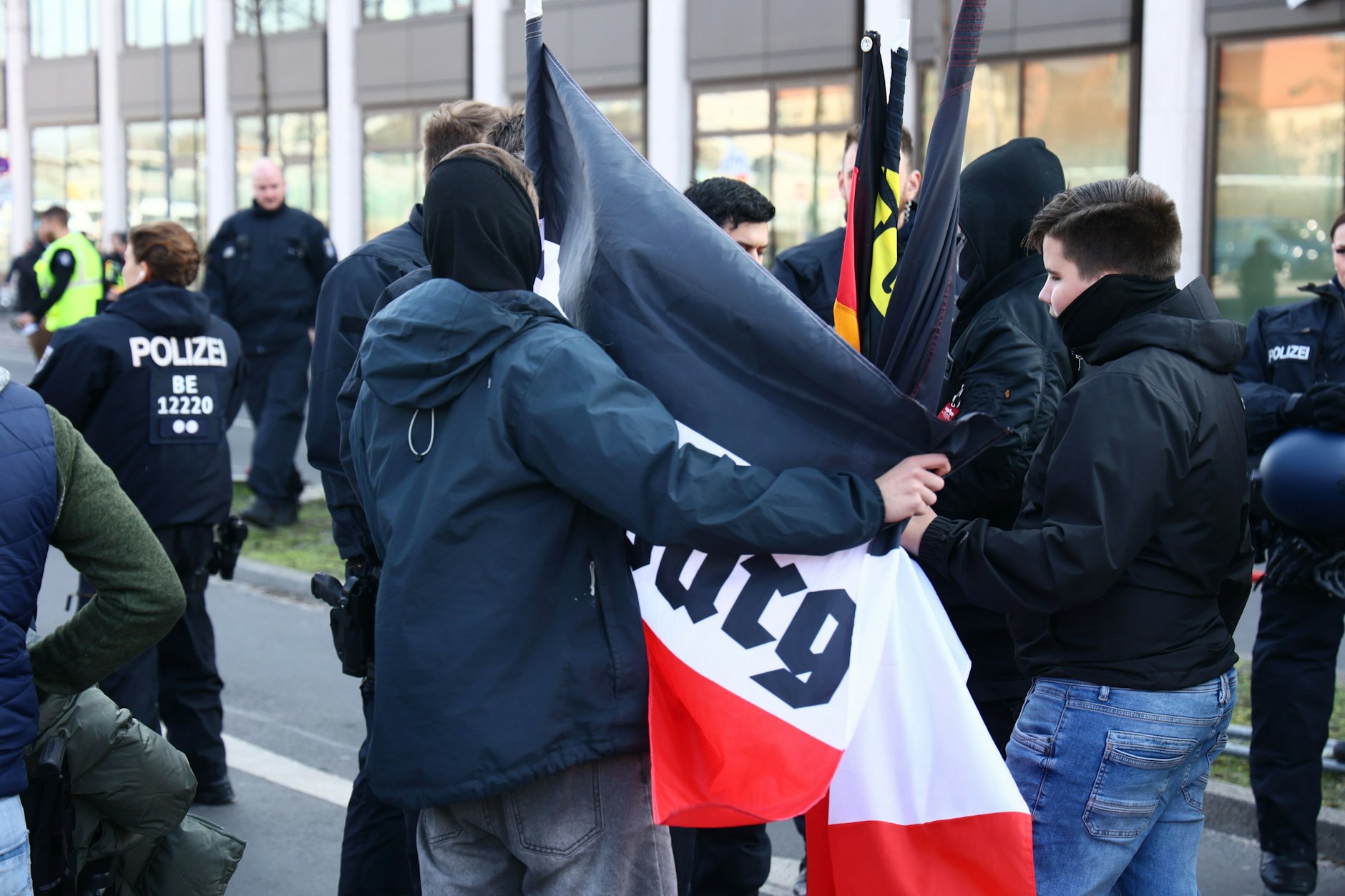 Rechte Demonstranten auf dem Weg zur Demo - Menschen nehmen an einer rechtsextremen Demonstration und verschiedenen Gegendemonstrationen in Berlin Friedrichshain teil.