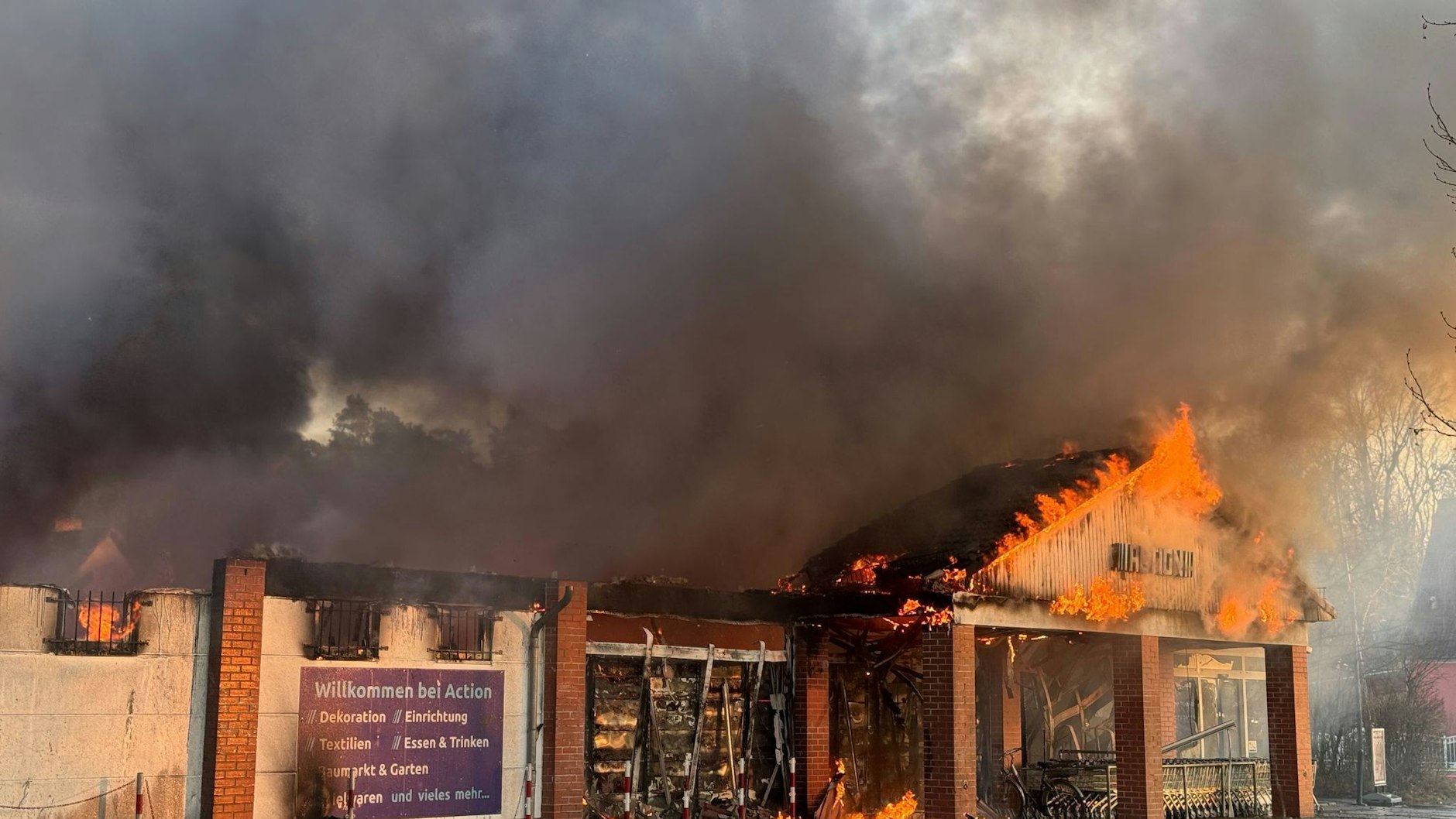 In einem Supermarkt in Blankenfelde-Mahlow ist ein Feuer ausgebrochen. Das einstöckige Gebäude brannte aus.