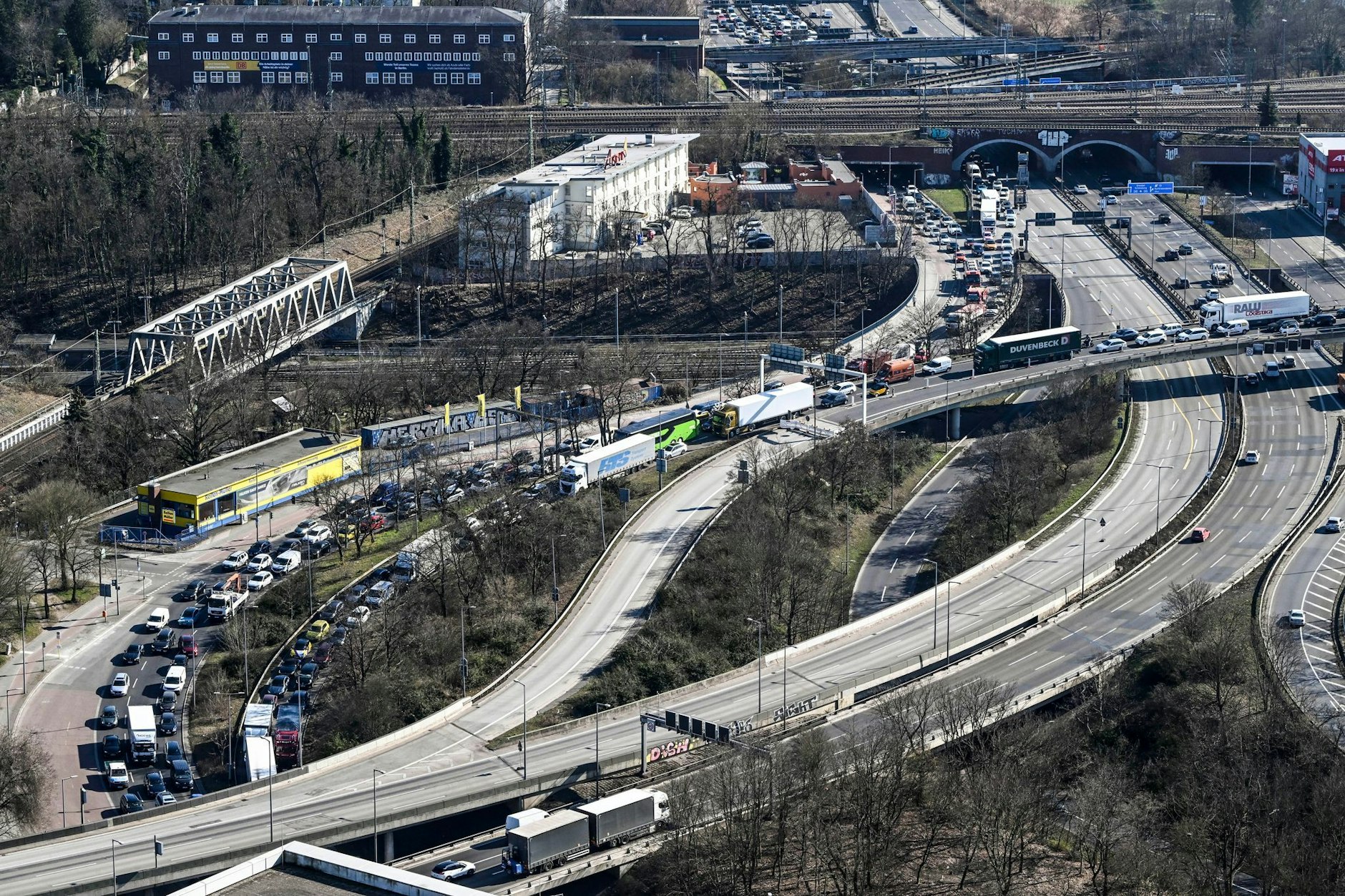 Zu erheblichen Verkehrseinschränkungen führt die gesperrte Ringbahnbrücke der A100 im Westen Berlins. Sie darf seit Mittwochabend aus Sicherheitsgründen in nördlicher Richtung nicht mehr befahren werden.
