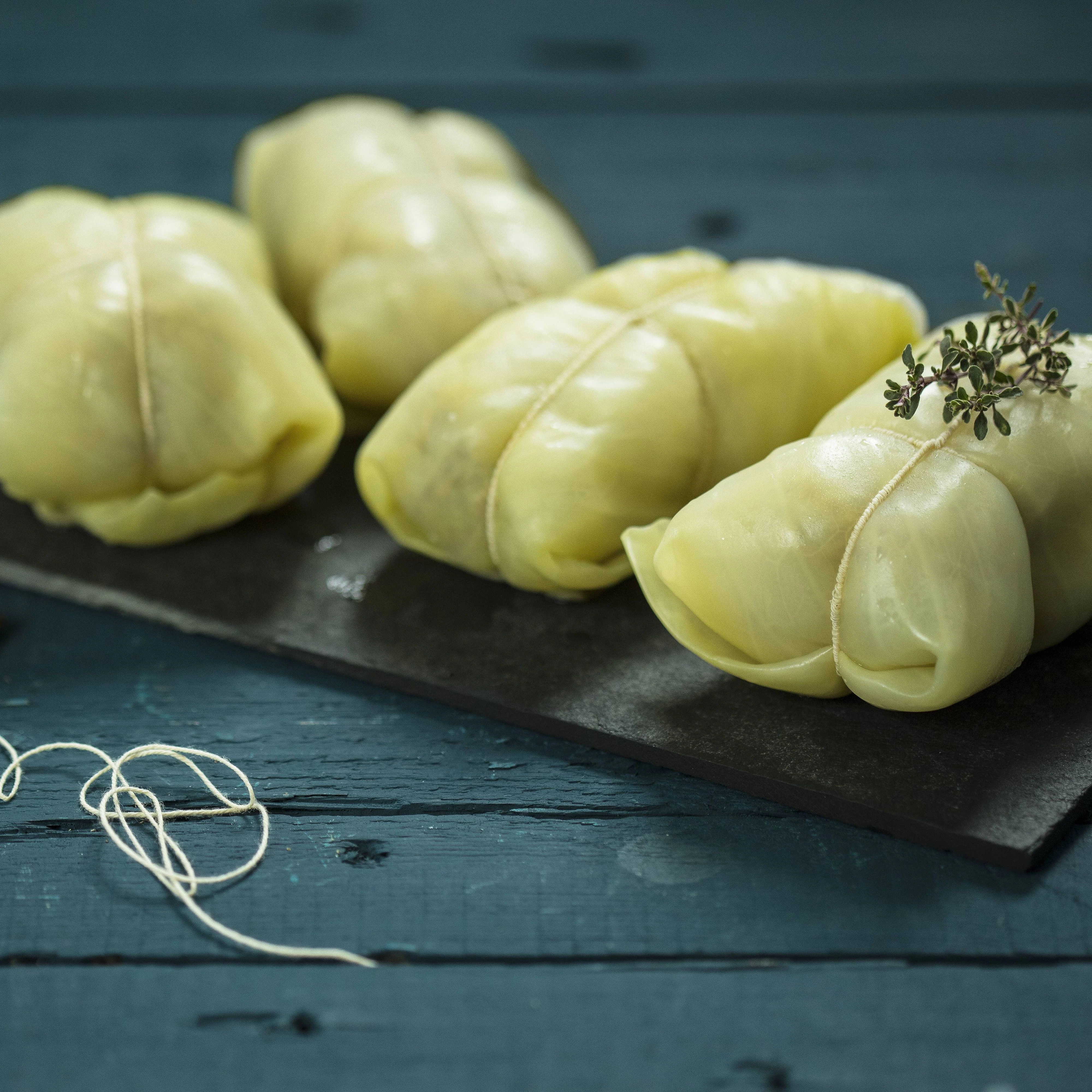 Kohlrouladen kann man mit einer dünnen Schnur zusammenbinden, damit sie beim Braten nicht aufgehen.