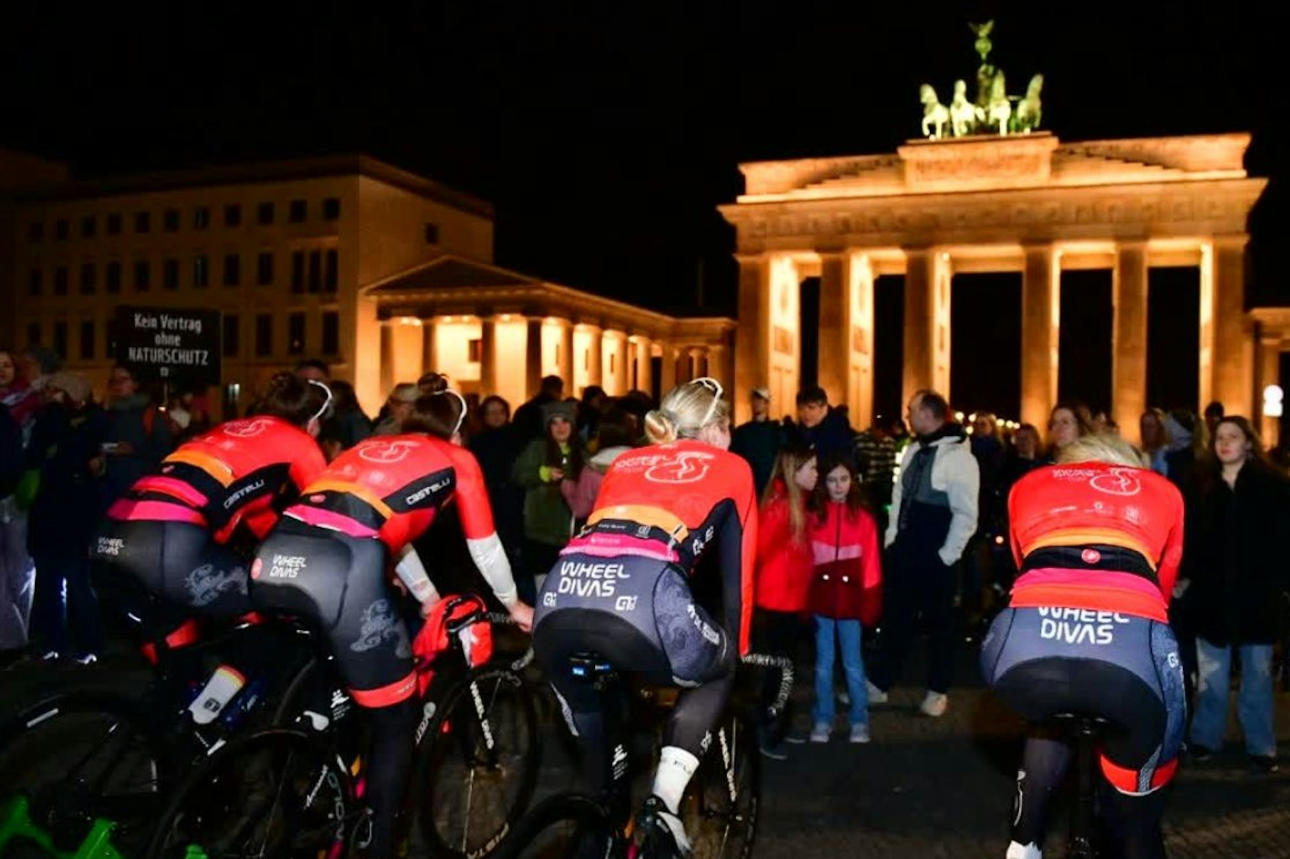 Die Fahrerinnen der WheelDivas strampeln bei der „Earth Hour“ das Licht am Brandenburger Tor wieder an.