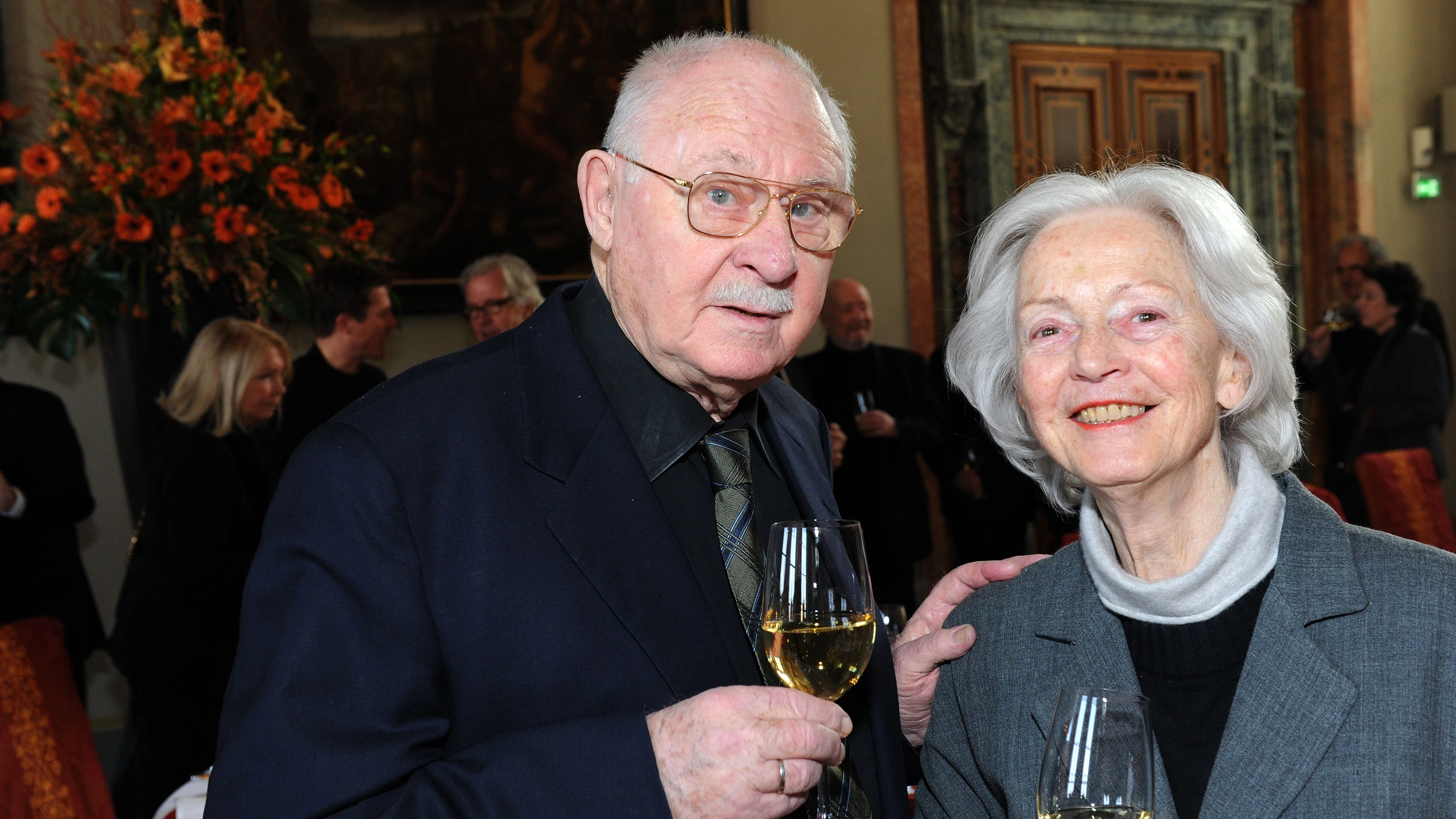 Das Schauspielerpaar Rolf Schimpf und Ilse Zielstorff nimmt 2011 an der Gedenkfeier für Krimi-Produzent Helmut Ringelmann teil.