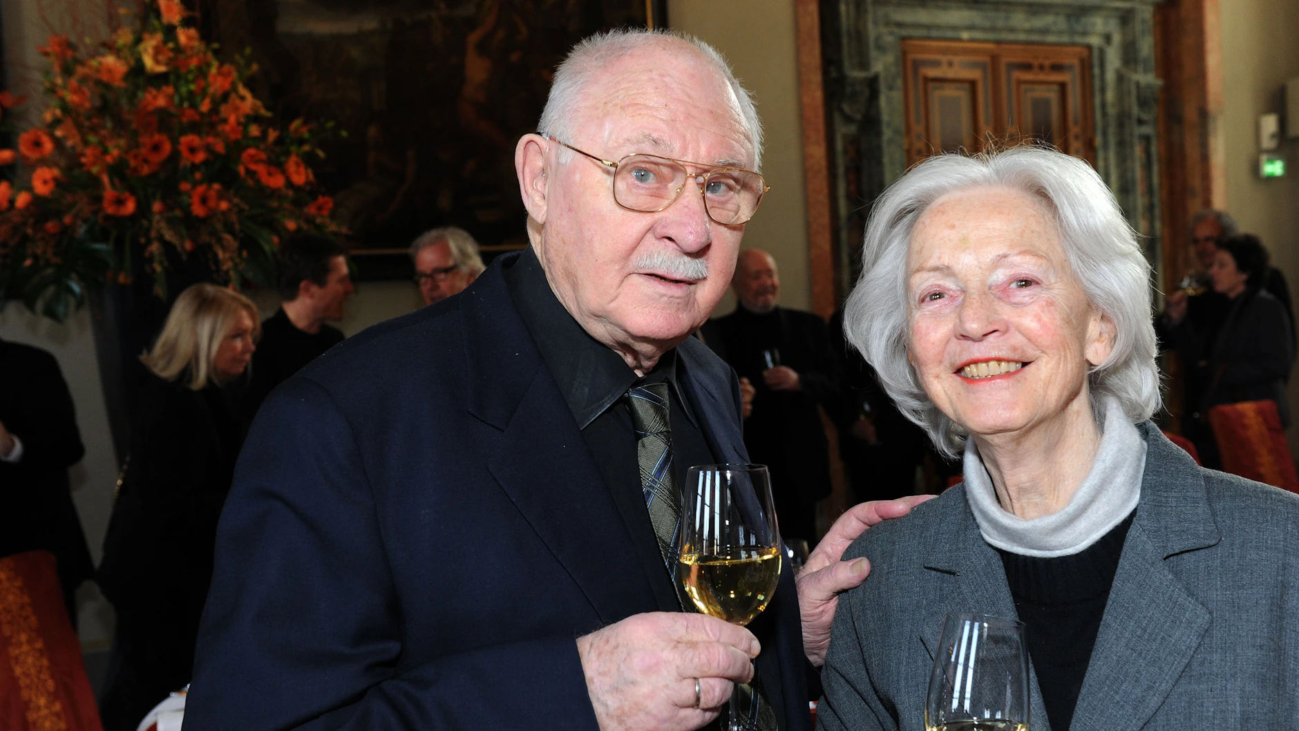 Das Schauspielerpaar Rolf Schimpf und Ilse Zielstorff nimmt 2011 an der Gedenkfeier für Krimi-Produzent Helmut Ringelmann teil.