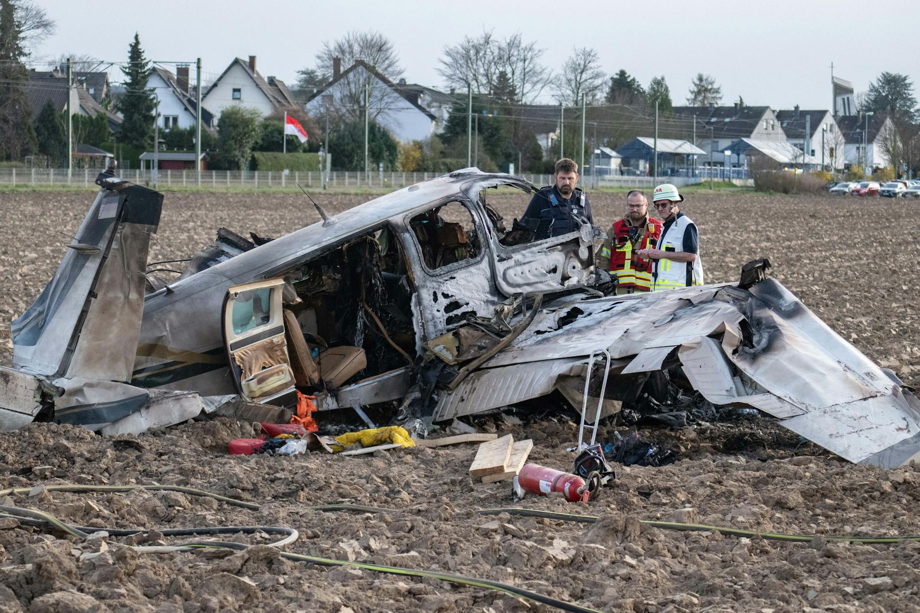 Eine kleine Propellermaschine ist in St. Augustin bei Bonn auf ein Feld gestürzt und in Brand geraten.