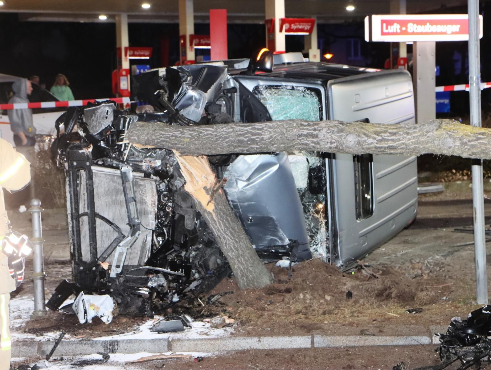 Horror-Crash von besoffenem Ku'damm-Raser +++ 140 Meter langes Trümmerfeld +++ Schwerverletzte