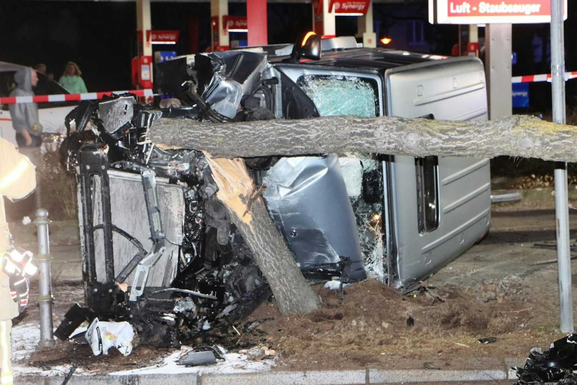 Der Mercedes krachte nach der Suff-Fahrt an einen Baum.