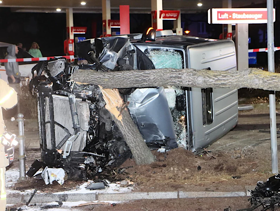 Der Mercedes krachte nach der Suff-Fahrt an einen Baum.