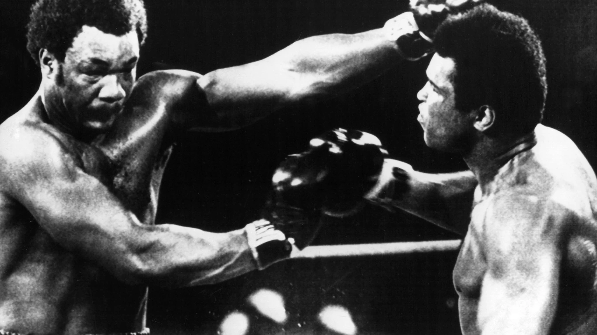 Der US-Schwergewichtsboxer Muhammad Ali (r) im historischen Schlagabtausch mit seinem Kontrahenten George Foreman 1974.