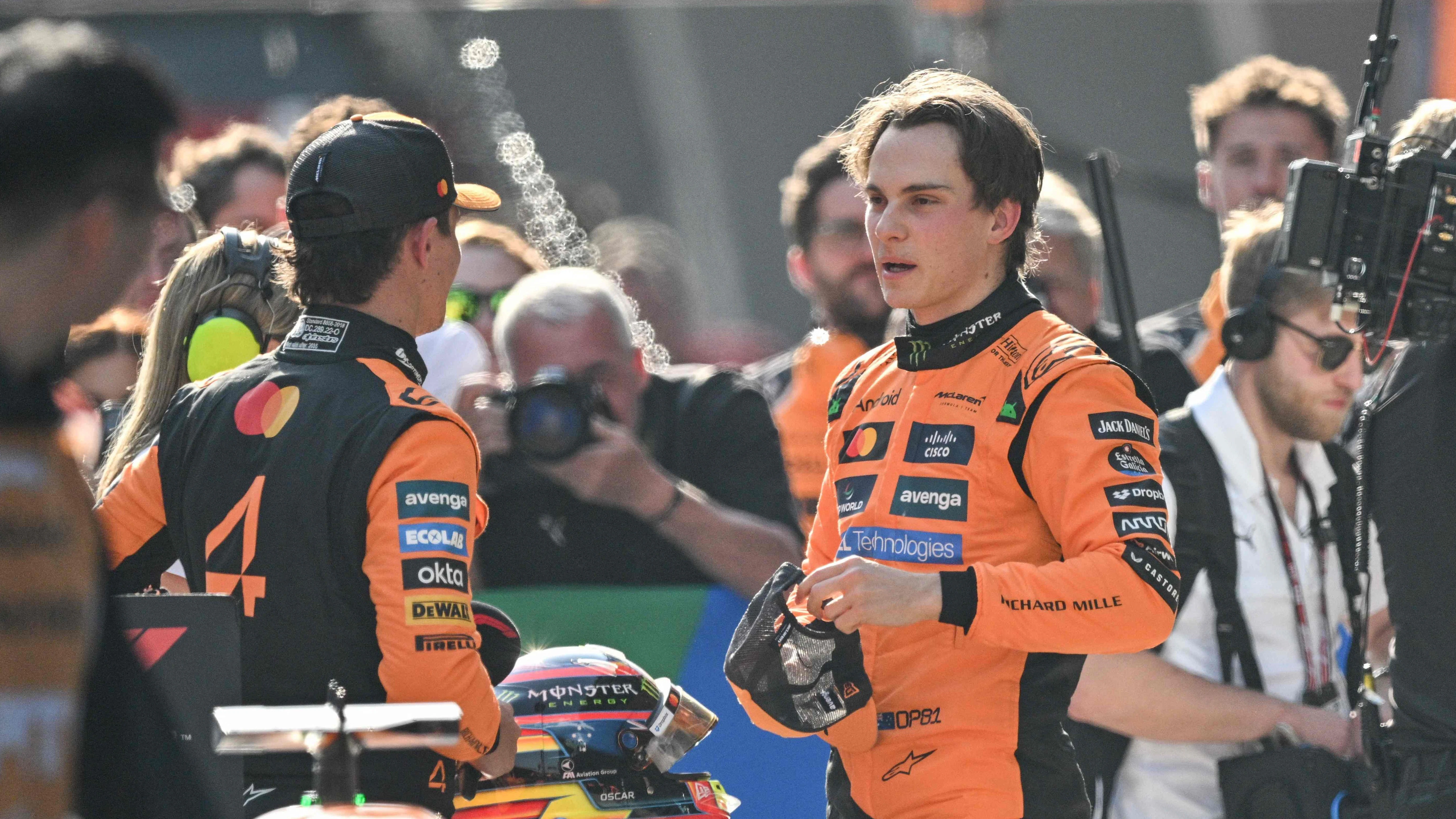 Oscar Pistari (r.) erklärt seinem McLaren-Kollegen Lando Norris, wie er das gemacht hat.