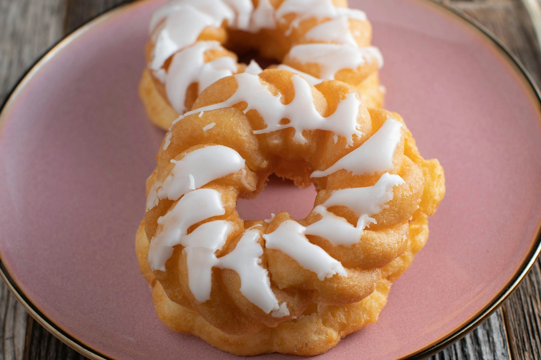 Die kringelförmigen Gebäckstücke sind sehr weich und luftig wie eine Wolke.