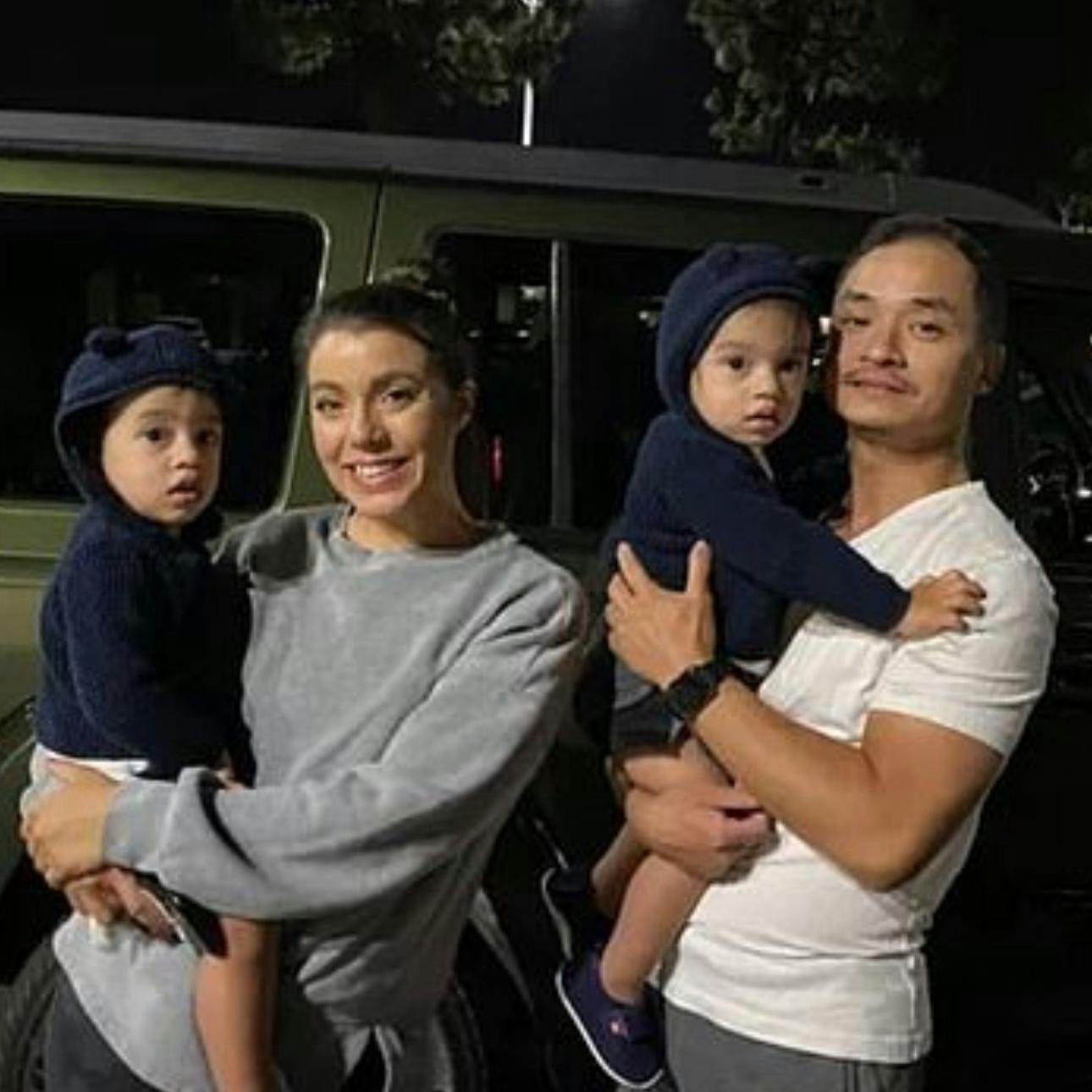 Jasmine Coleman und Mark Bernabe mit ihren Zwillingssöhnen Liam und Kai.