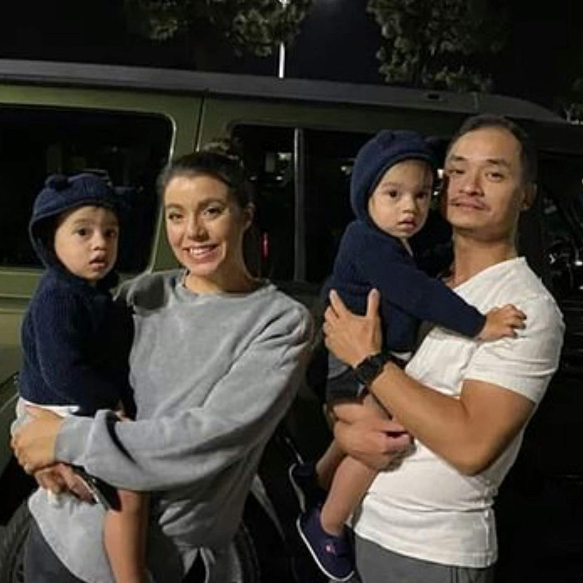 Jasmine Coleman und Mark Bernabe mit ihren Zwillingssöhnen Liam und Kai.