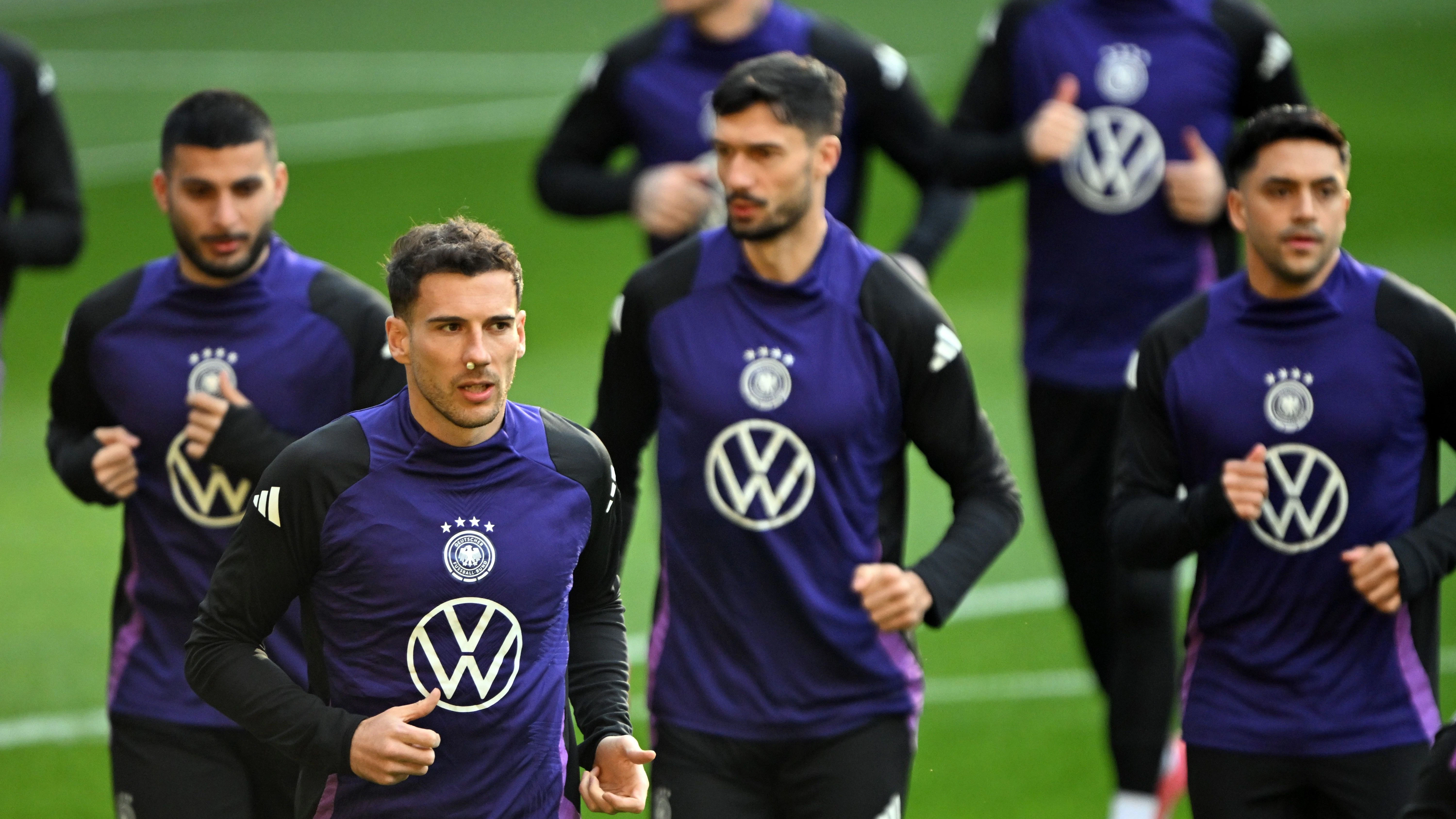 Leon Goretzka (vorn) hat nach der starken Leistung in Mailand seinen Startelf-Platz sicher. Dahinter laufen sich auch Deniz Undav, Tim Kleindienst und Nadiem Amiri (v.l.) vor dem Abschlusstraining warm.